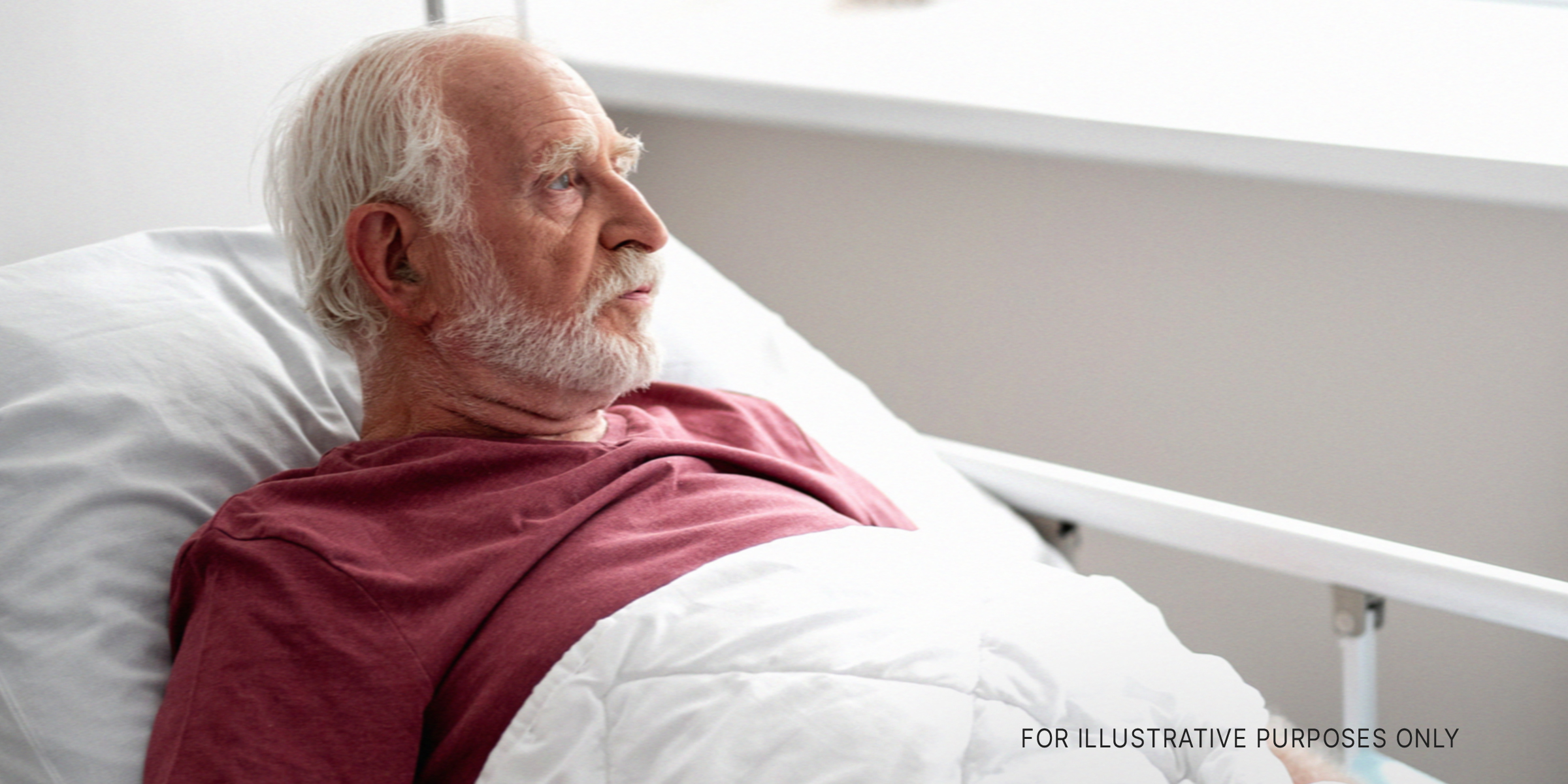 Mann liegt in einem Krankenhausbett | Quelle: Shutterstock