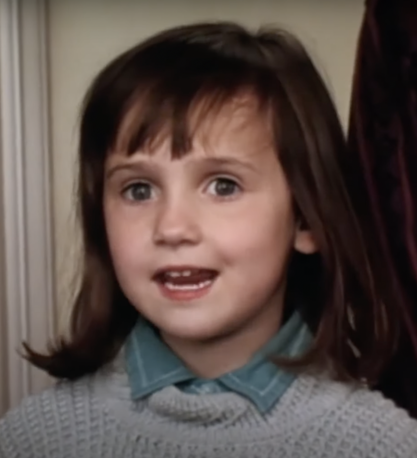 Mara Wilson beim Dreh einer Szene in "Mrs. Doubtfire". | Quelle: YouTube/Rotten Tomatoes Classic Trailers