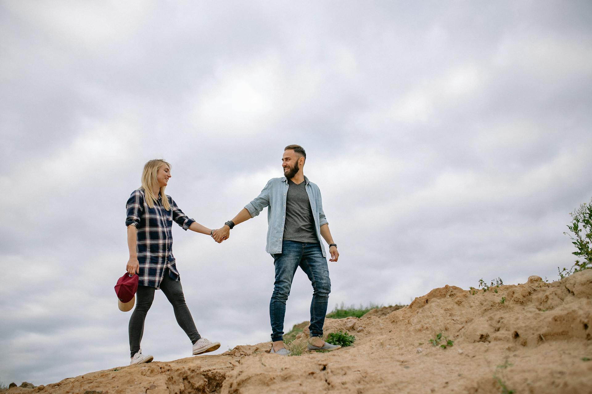 Ein Paar, das einen gemeinsamen Spaziergang genießt | Quelle: Pexels
