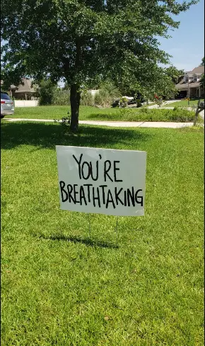 Das Schild vor dem Haus der Familie mit Keanu Reeves' Satz "Du bist atemberaubend". | Quelle: X/@shunt305