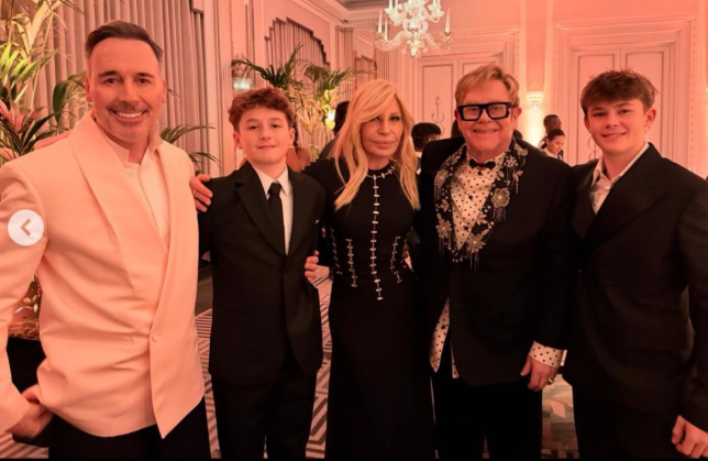 Elton John mit seinem Ehemann David Furnish, den Söhnen Zachary und Elijah sowie Donatella Versace auf ihrer Silvesterparty, gepostet am 1. Januar 2025 | Quelle: Instagram/eltonjohn