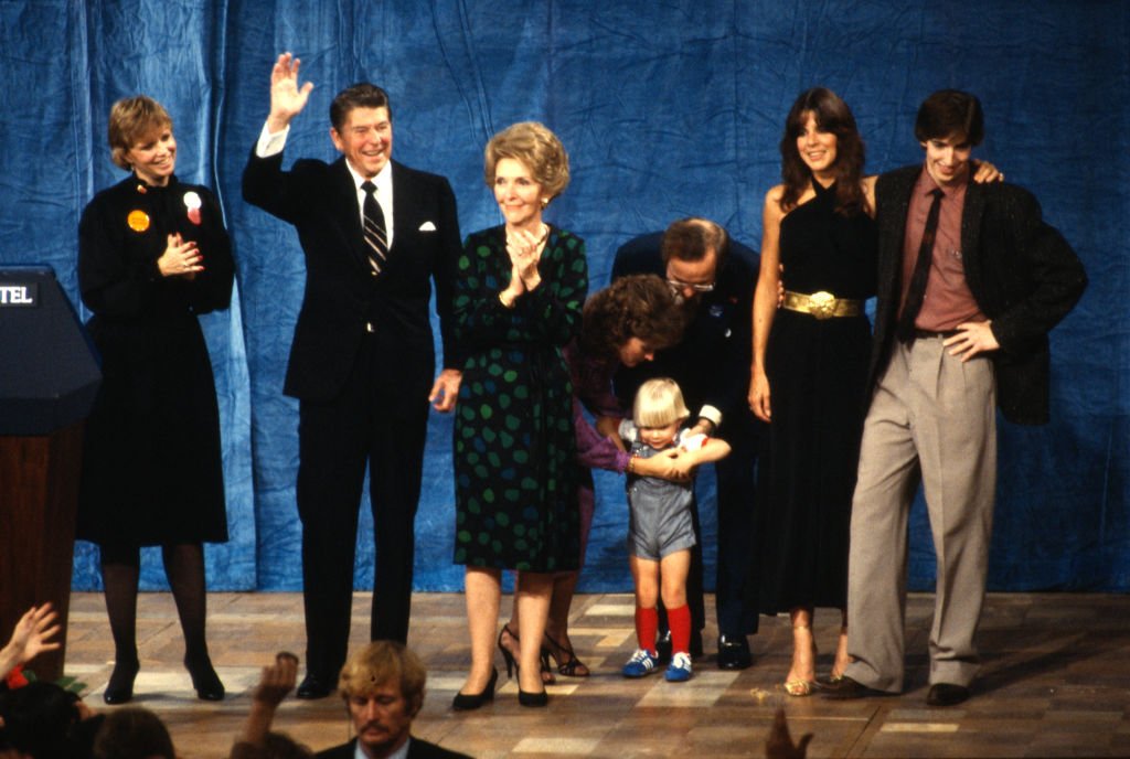 Ronald Reagan mit seiner Frau Nancy Reagan und Mitgliedern ihrer Familie Maureen ganz links, Patti und Ron Reagan ganz rechts feiern den Sieg, der Ronald Reagan zum 40. Präsidenten der Vereinigten Staaten 4. November 1980 im Century City Plaza Hotel, Los Angeles Kalifornien macht. | Quelle: Getty Images