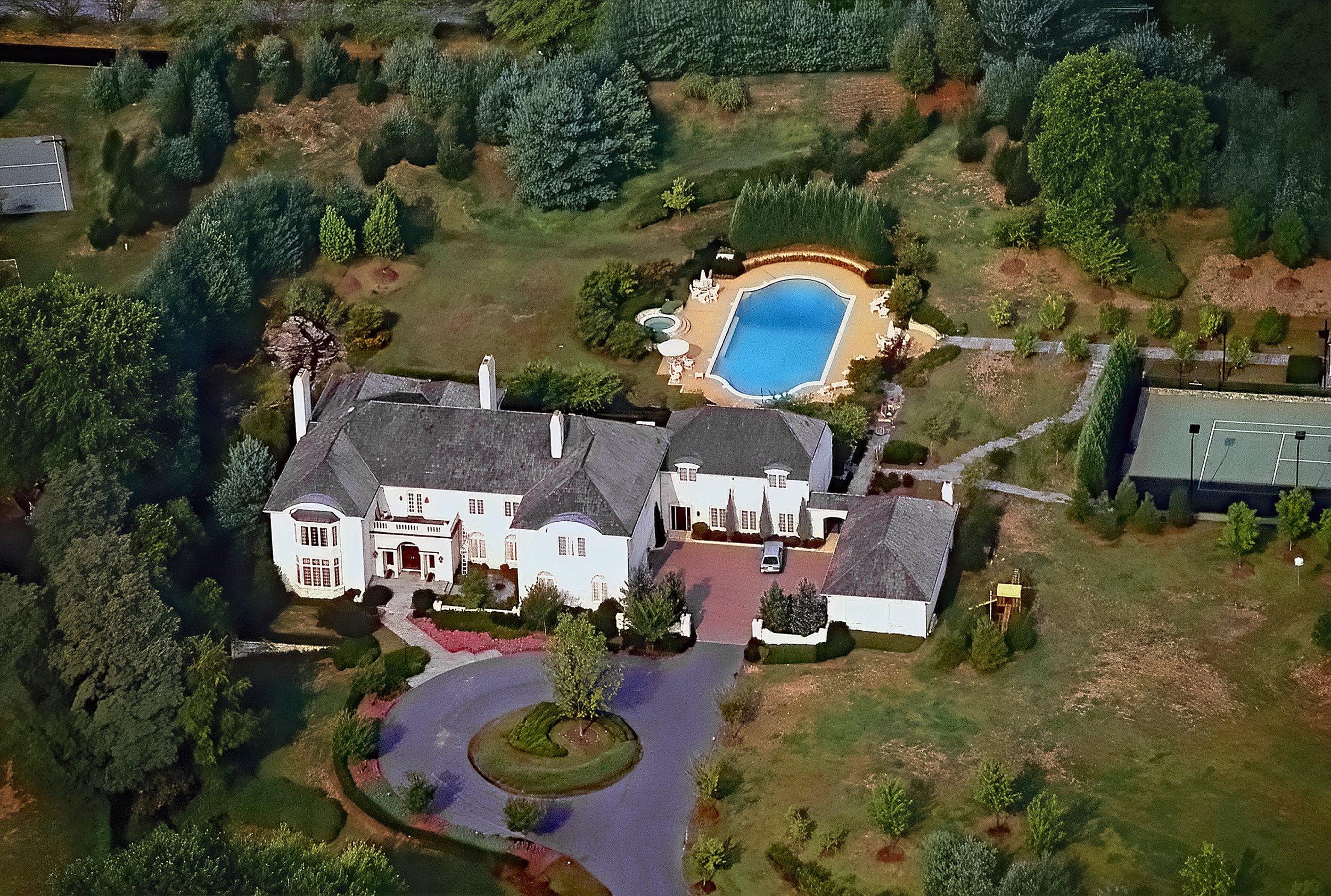 Luftaufnahmen des Anwesens von Robert Altman und Lynda Carter mit einem Swimmingpool, einem Whirlpool und einem Tennisplatz in Potomac Maryland aus dem Jahr 1991 | Quelle: Getty Images