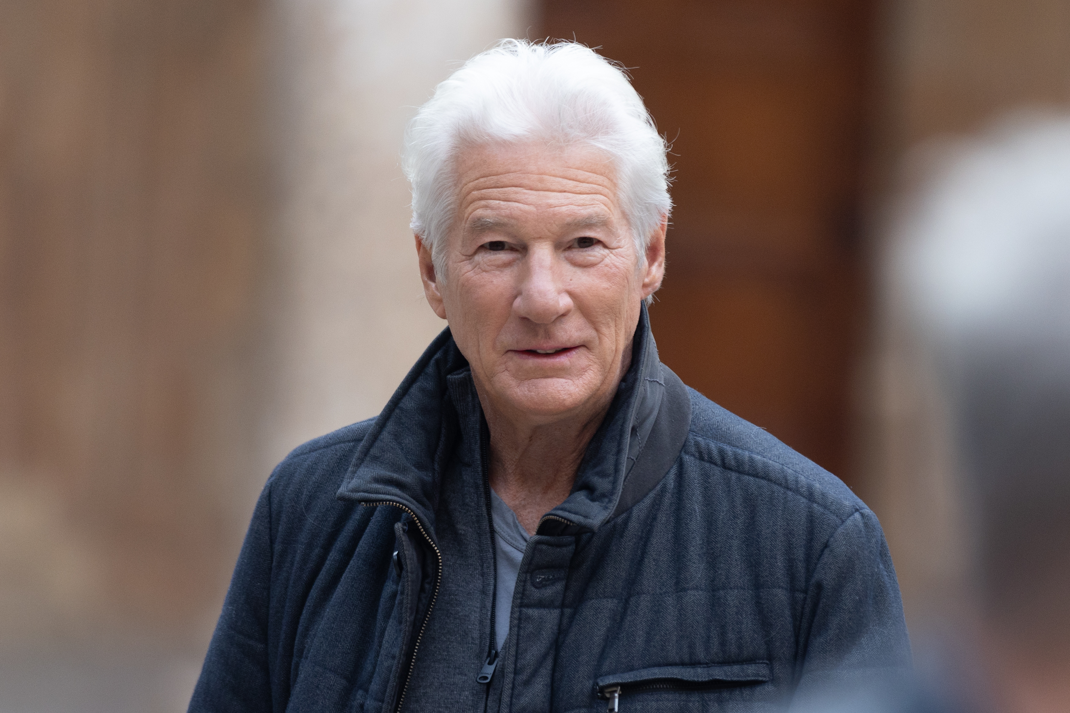 Richard Gere nimmt am Fototermin zum Goya International Award 2025 in Granada, Spanien, teil – Monate nachdem er mit seiner Familie nach Madrid gezogen ist. | Quelle: Getty Images