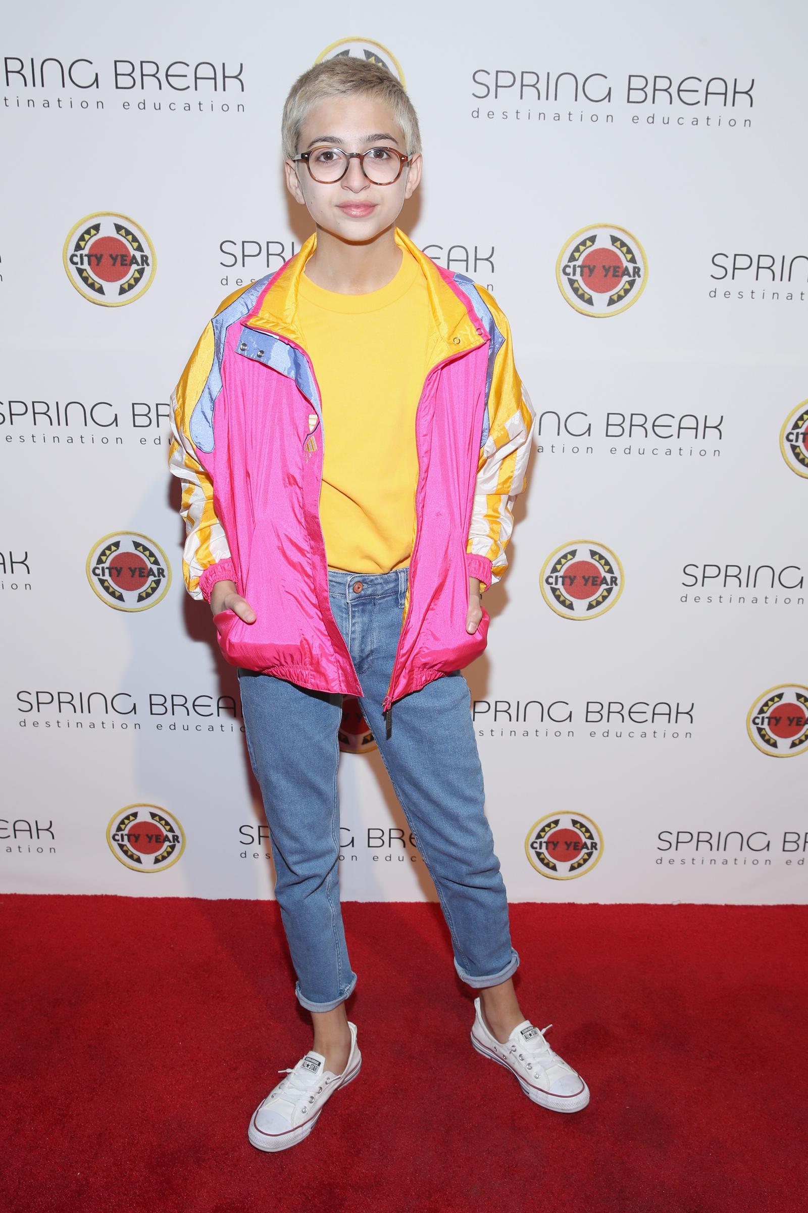 J.J. Totah nimmt an der Veranstaltung „Spring Break: Destination Education“ von City Year Los Angeles in den Sony Studios in Los Angeles, Kalifornien, teil. Er trägt eine leuchtend pink-, gelb- und blaue Jacke über einem gelben Hemd, dazu Jeans mit Umschlag, weiße Sneaker und eine runde Brille. | Quelle: Getty Images