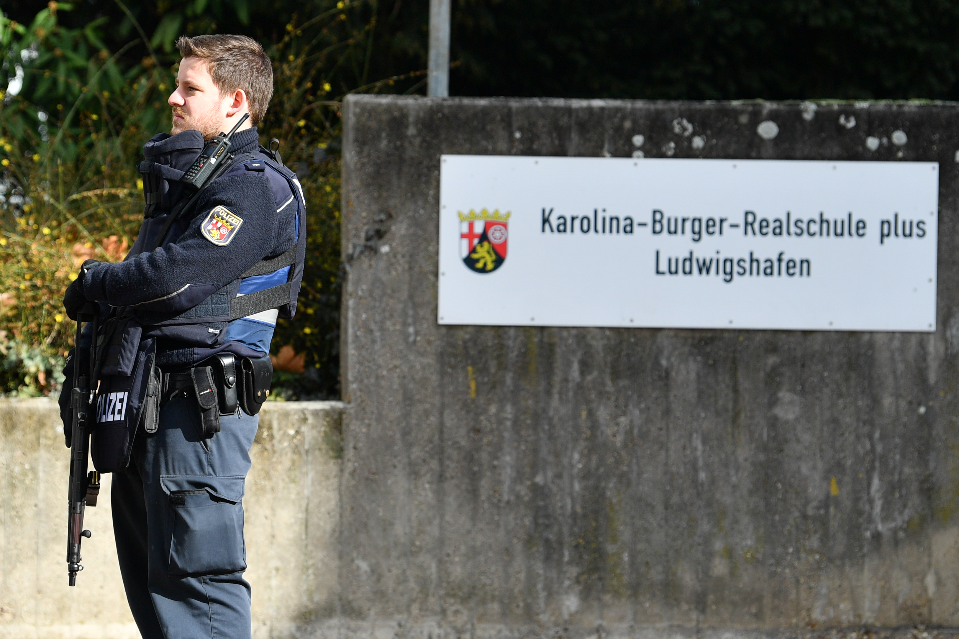 Ein Polizeibeamter steht am 14. März 2018 vor der Karolina-Burger-Realschule in Ludwigshafen | Quelle: Getty Images