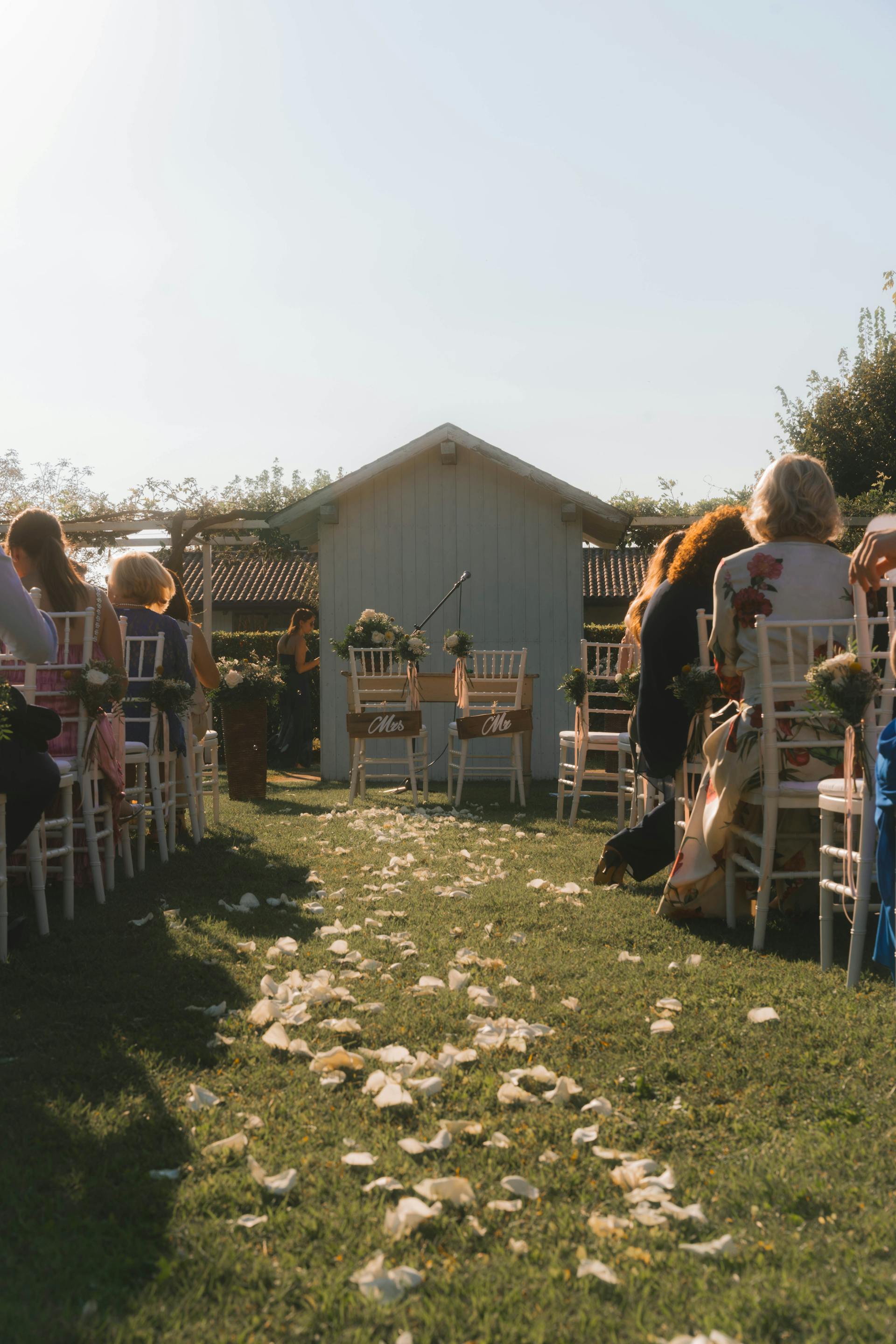 Gäste bei einer Hochzeit im Hinterhof | Quelle: Pexels