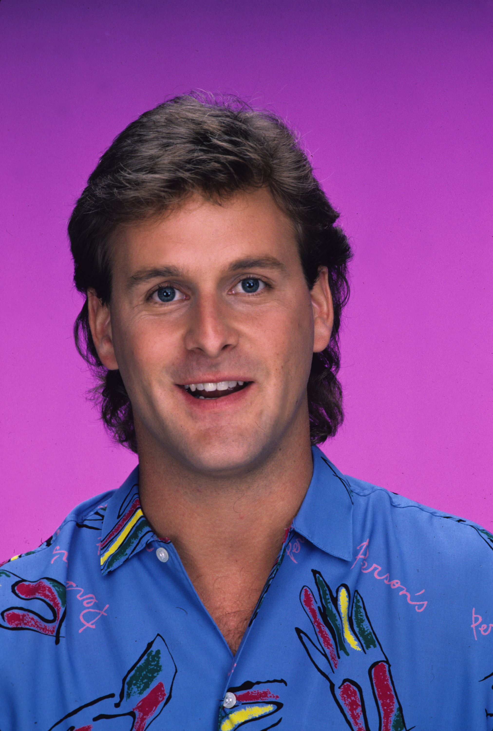Dave Coulier wurde als Joey Gladstone zum Publikumsliebling, dessen Imitationen und Witze für komische Auflockerung im Haushalt der Tanners sorgten. Seine lockere Freundschaft mit Danny Tanner trug maßgeblich dazu bei, das Herzstück von „Full House“ zu prägen. | Quelle: Getty Images