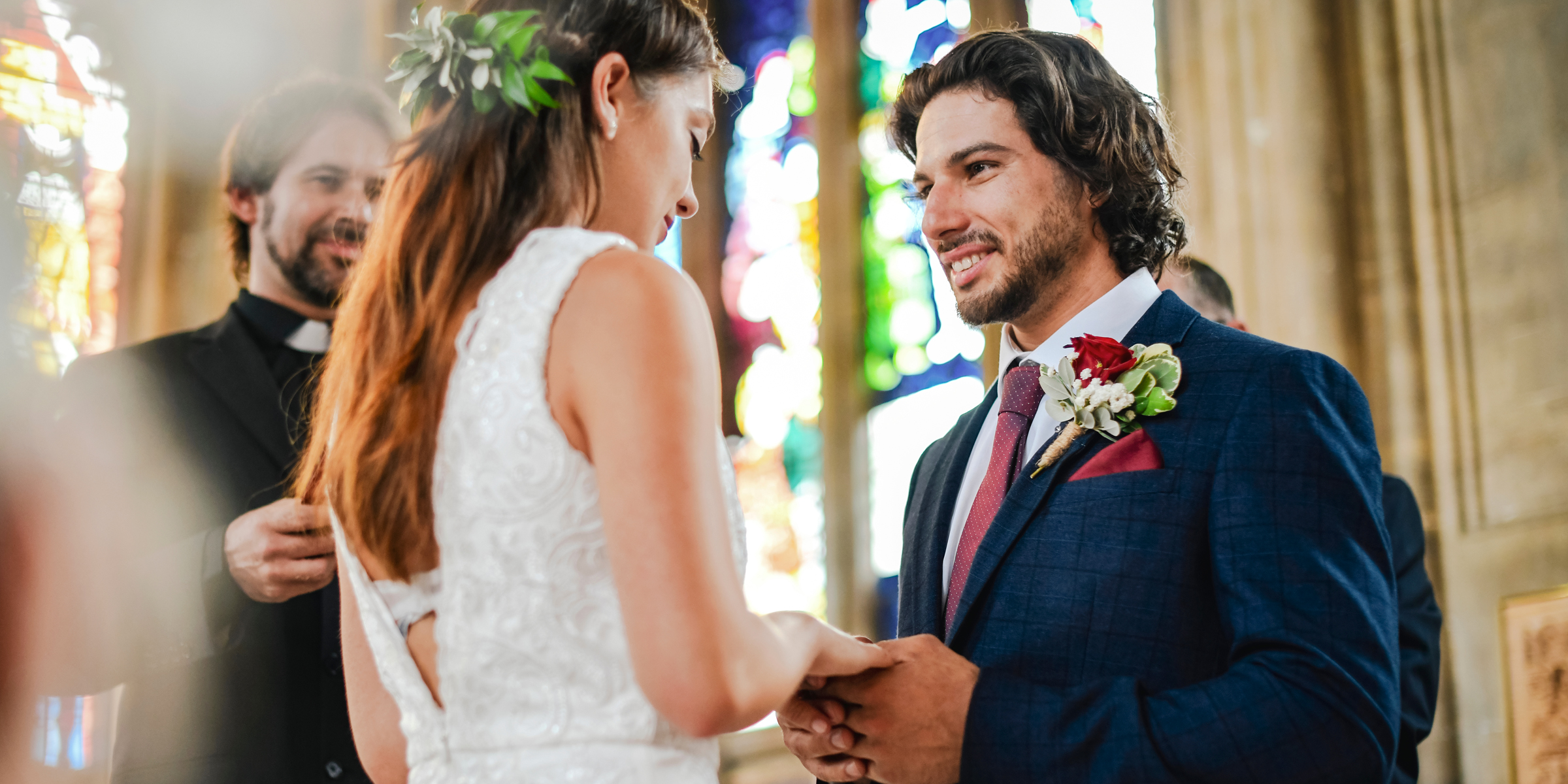 Ein Paar vor dem Altar | Quelle: Shutterstock