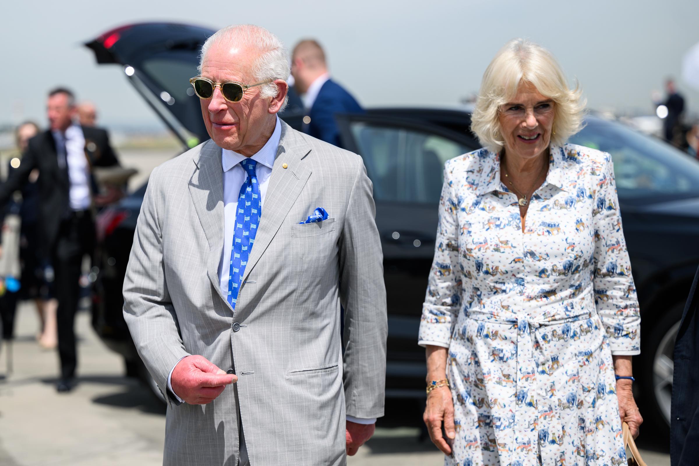 König Charles III. und Königin Camilla am 23. Oktober 2024 am Sydney Kingsford Smith Airport in Sydney, Australien. | Quelle: Getty Images