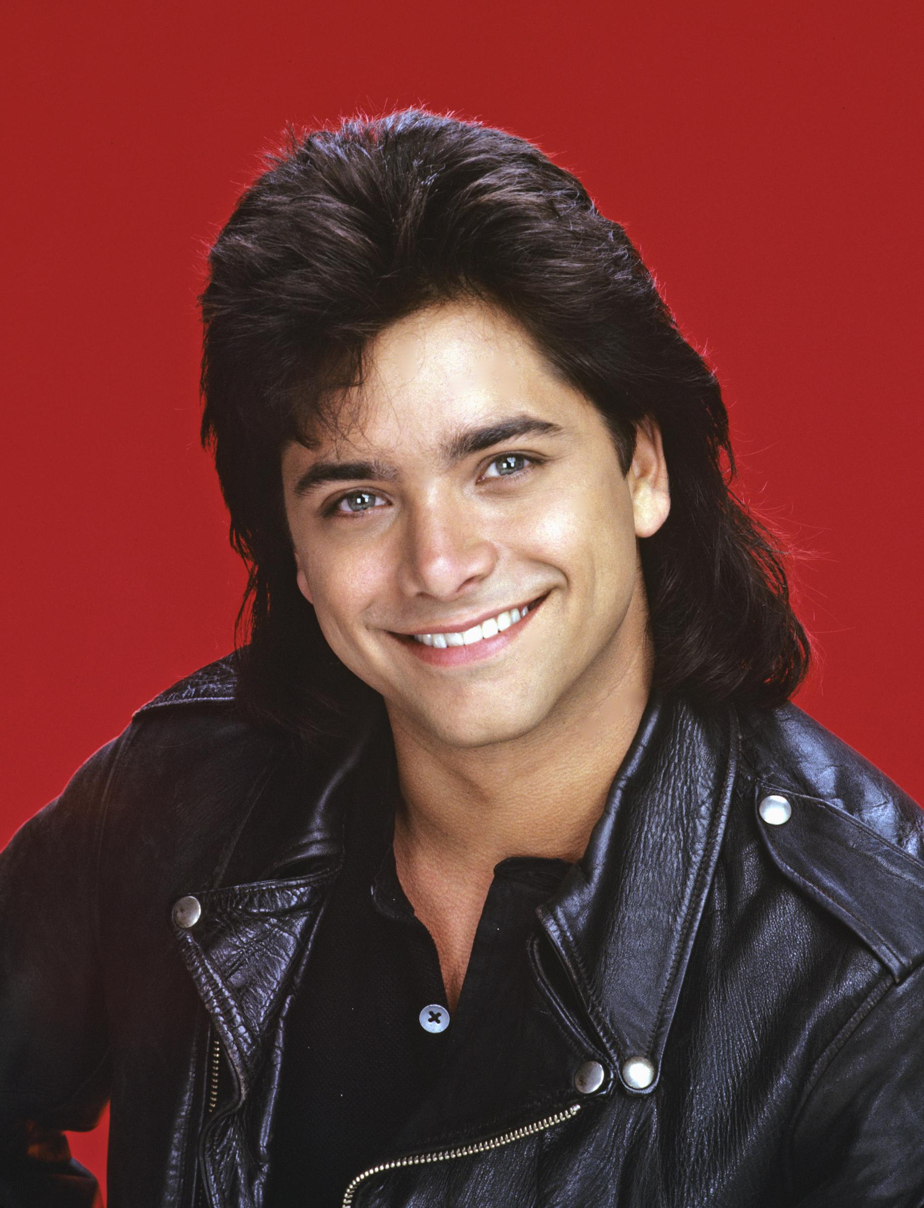 John Stamos machte Onkel Jesse mit seiner typischen Selbstsicherheit und seinem unverwechselbaren Stil zu einer der unvergesslichsten Figuren von „Full House“. Seine Beliebtheit in der Sitcom trug dazu bei, dass er zu einem der Durchbruchstars der Serie wurde. | Quelle: Getty Images