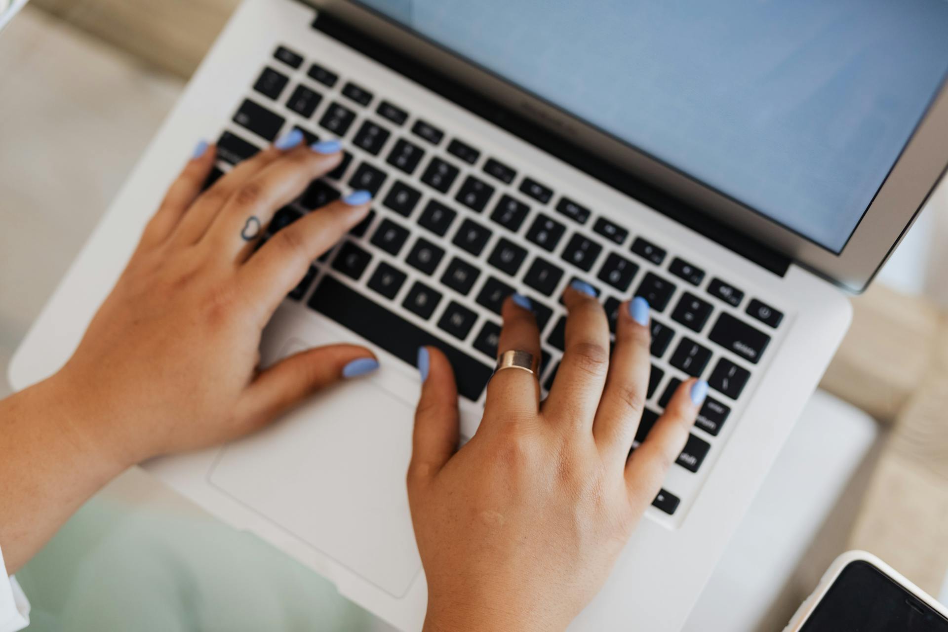 Eine Frau benutzt ihren Laptop | Quelle: Pexels
