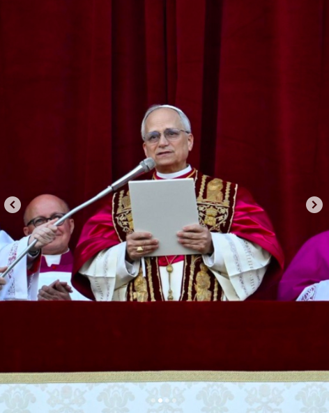 Papst Leo erteilt seinen „Urbi et Orbi“-Segen. | Quelle: Instagram/vaticannews