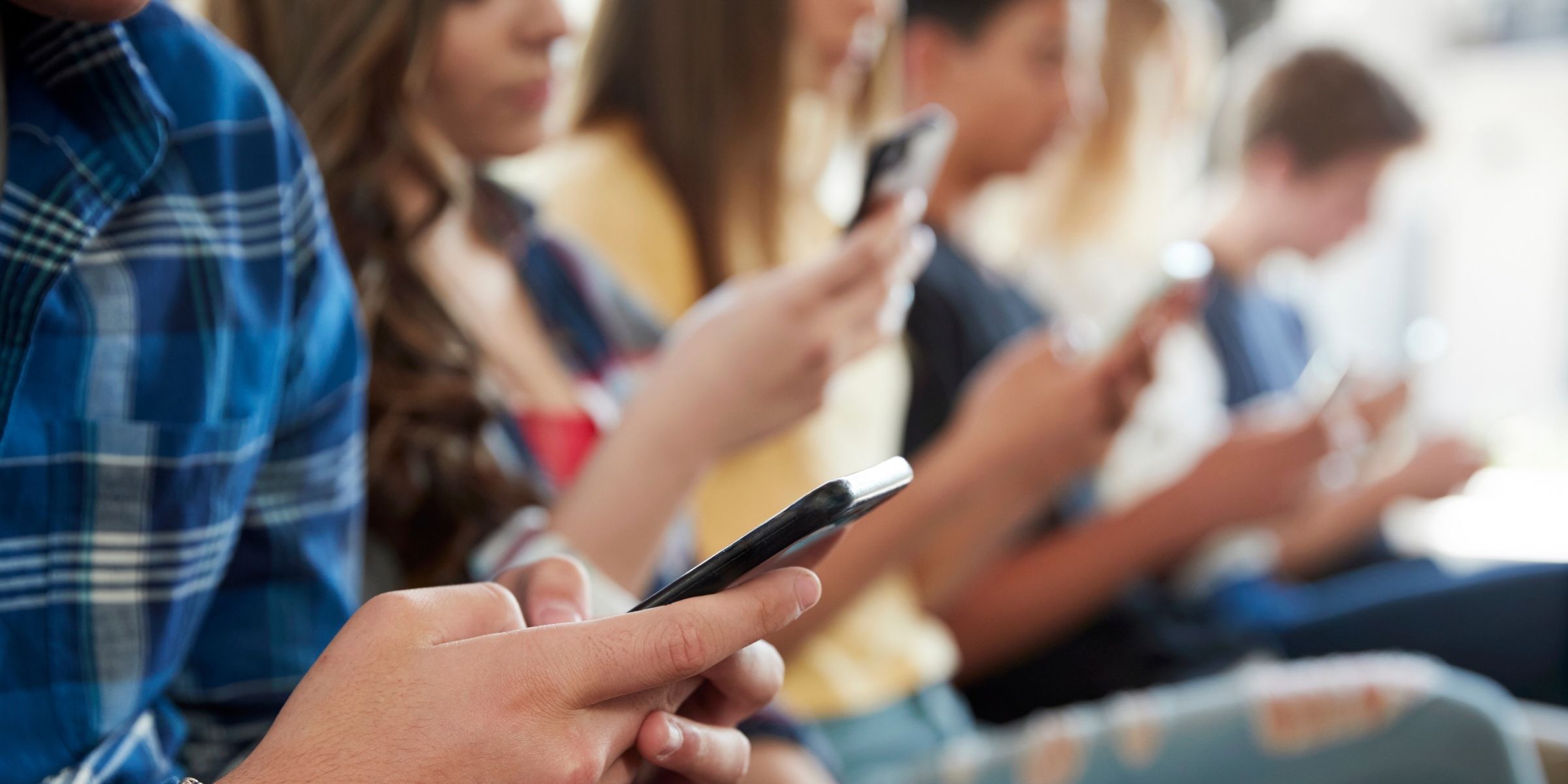 Jugendliche am Handy | Quelle: Getty Images