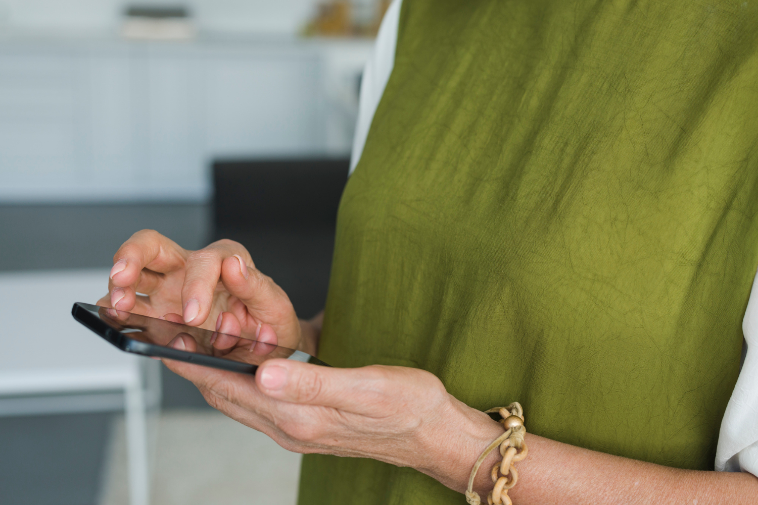 Eine ältere Frau hält ihr Telefon | Quelle: Freepik