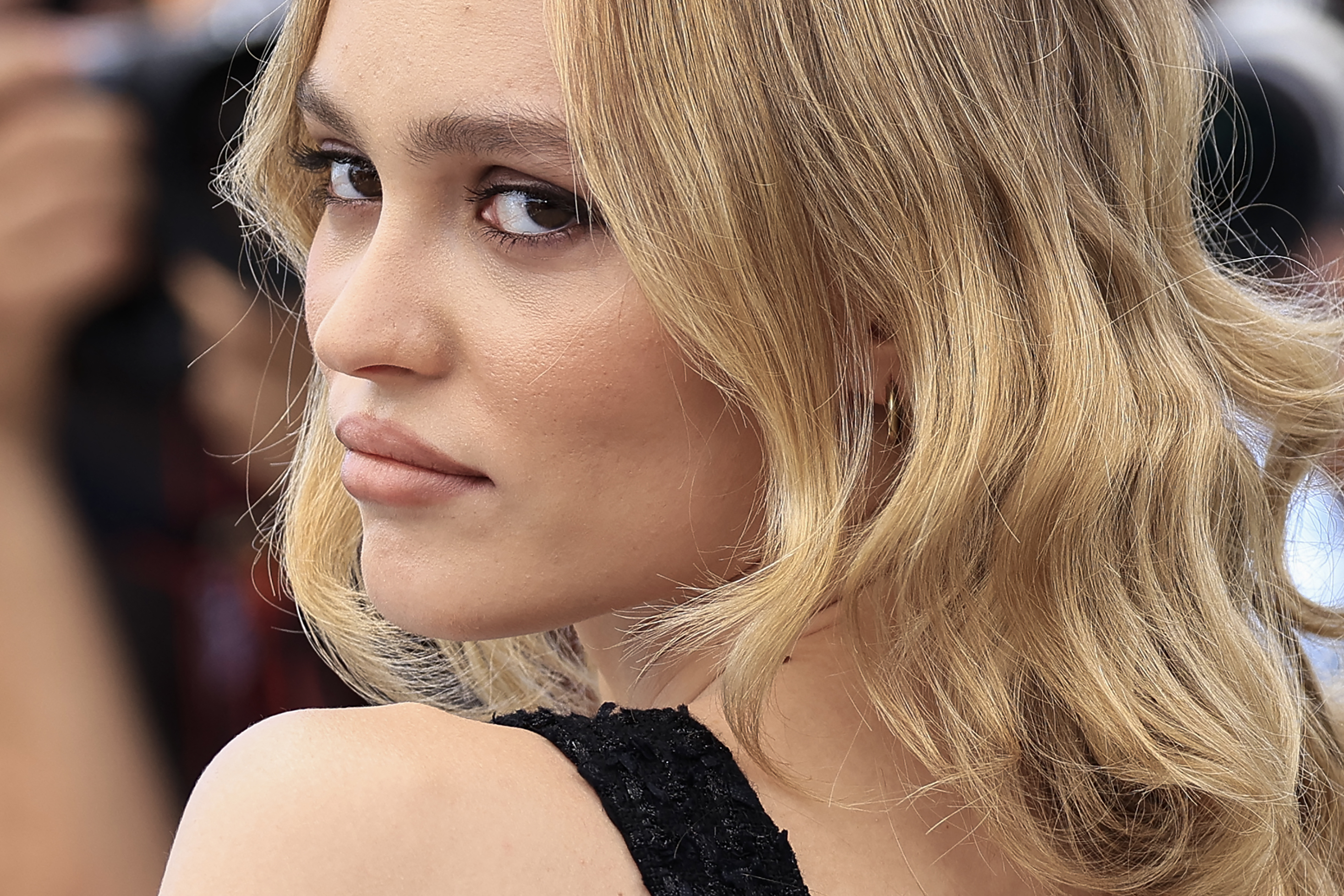 Lily-Rose Depp war bei den Filmfestspielen von Cannes 2023 zu Gast, um für „The Idol“ zu werben, die Fernsehserie, in der sie die Rolle der Jocelyn spielte. Ihr Auftritt beim Fototermin fand im Rahmen einer Karriere statt, die sowohl Hauptrollen als auch öffentliche Diskussionen über ihre Darbietungen umfasst. | Quelle: Getty Images