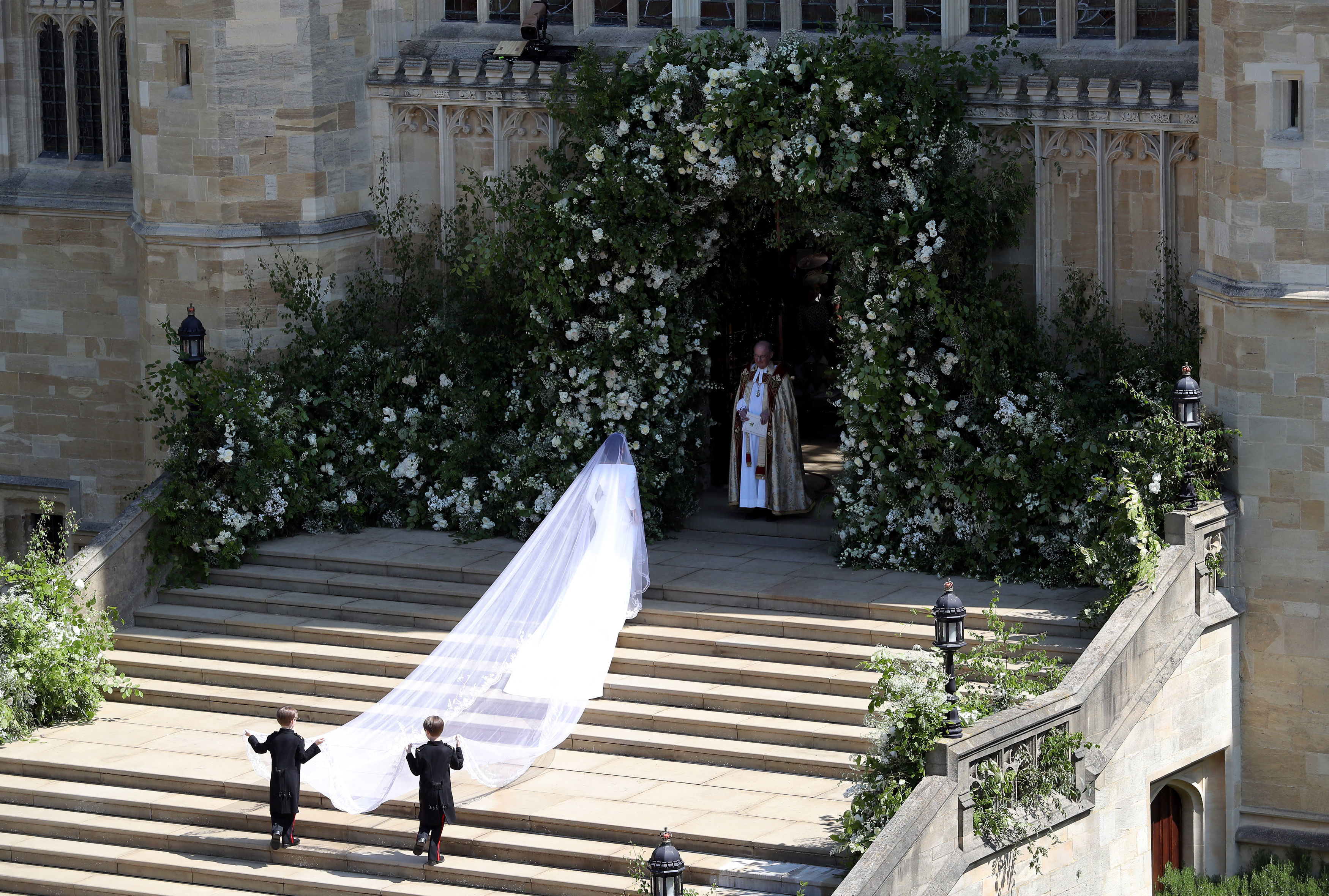 Meghan entschied sich dafür, bei ihrer Hochzeit auf eine Trauzeugin zu verzichten. Stattdessen gehörten zu ihrer Hochzeitsgesellschaft sechs Brautjungfern und vier Pagen, darunter Prinz George und Prinzessin Charlotte, die dazu beitrugen, dass die Zeremonie zu einem Familienfest wurde. | Quelle: Getty Images
