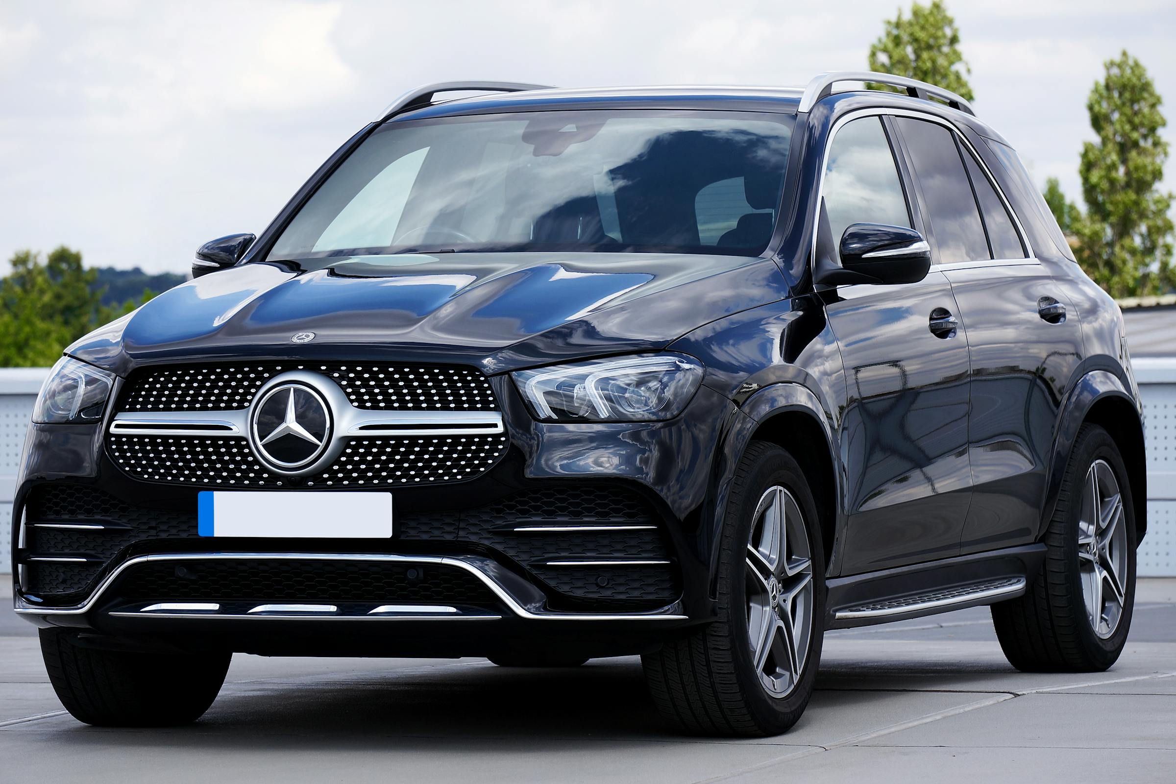 Ein schwarzer Mercedes SUV | Quelle: Pexels