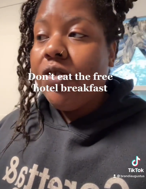 Ex-Hotelangestellte Brandi Augustus verrät, was man in Restaurants NICHT essen sollte | Quelle: tiktok.com/brandiaugustus