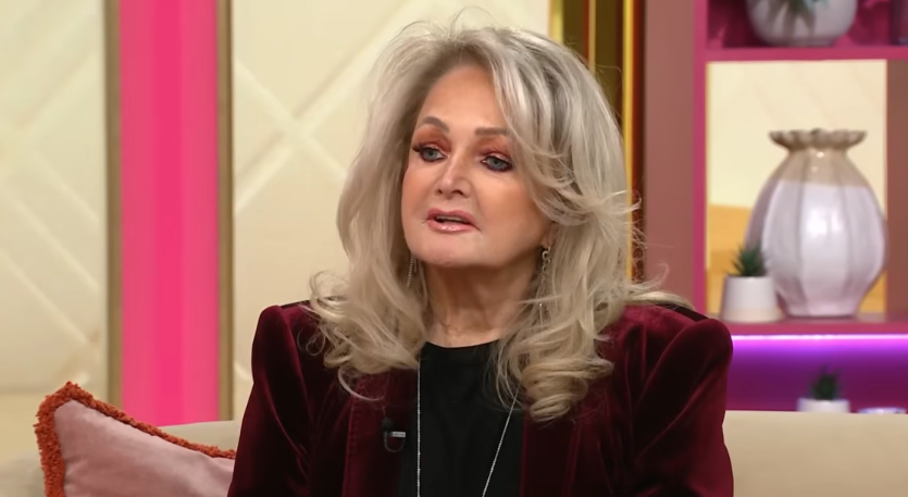 In einigen Interviews gab Bonnie Tyler zu, dass sowohl sie als auch Robert Sullivan in ihrer Jugend fremdgegangen waren, ihre Ehe sich aber wieder eingependelt habe. Das ist ein Screenshot ihres letzten Auftritts, in dem sie im Februar 2026 über die Wahrheit hinter „Total Eclipse of the Heart“ sprach. | Quelle: YouTube/Lorraine