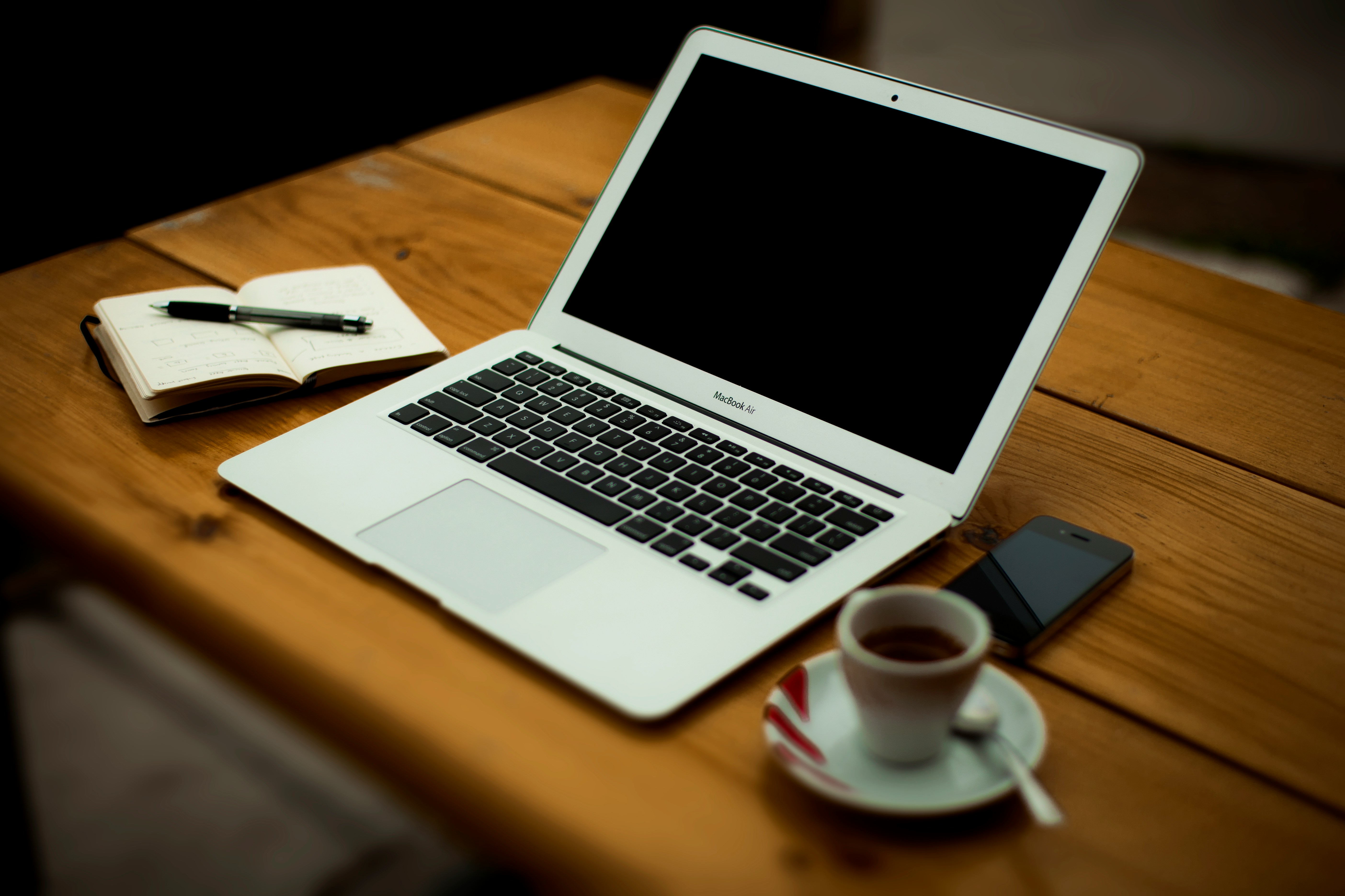 Ein Laptop auf einem Tisch | Quelle: Unsplash