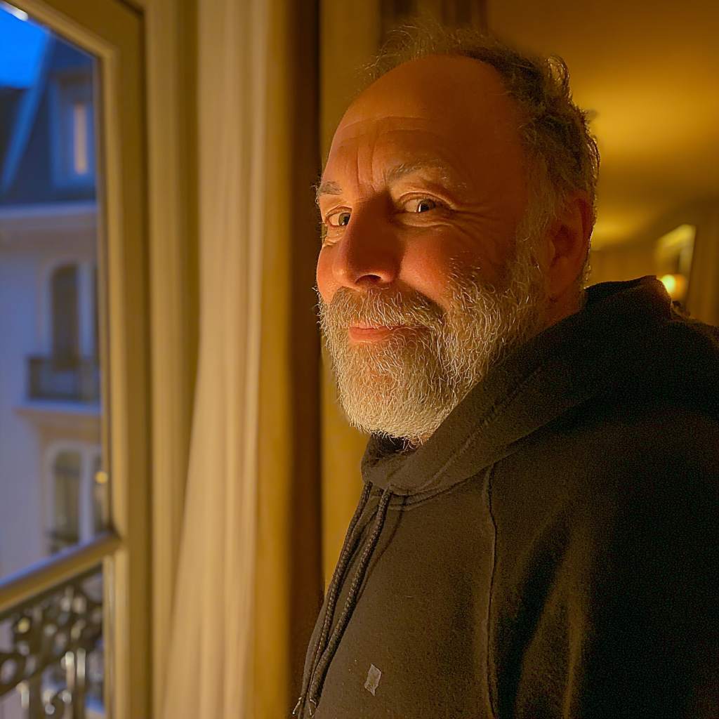 Ein lächelnder Mann steht in einem Hotelzimmer | Quelle: Midjourney