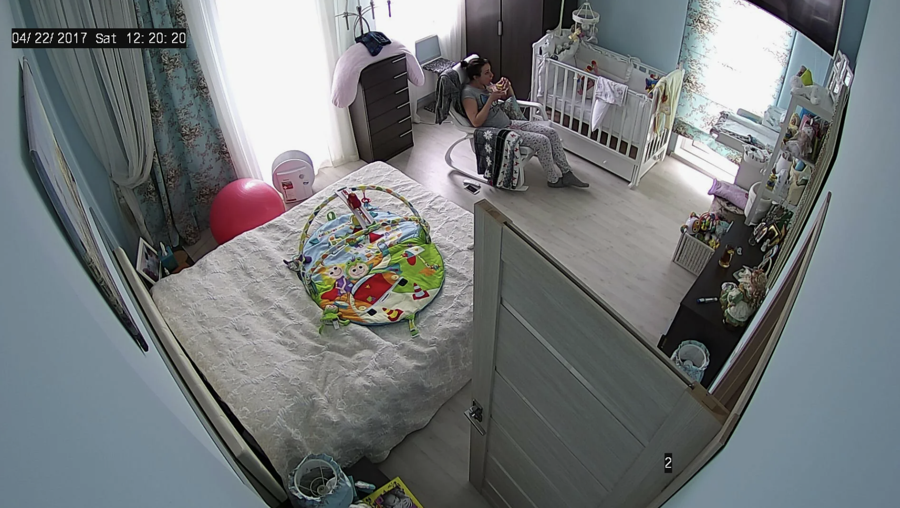 Überwachungskamera im Kinderzimmer | Quelle: Shutterstock