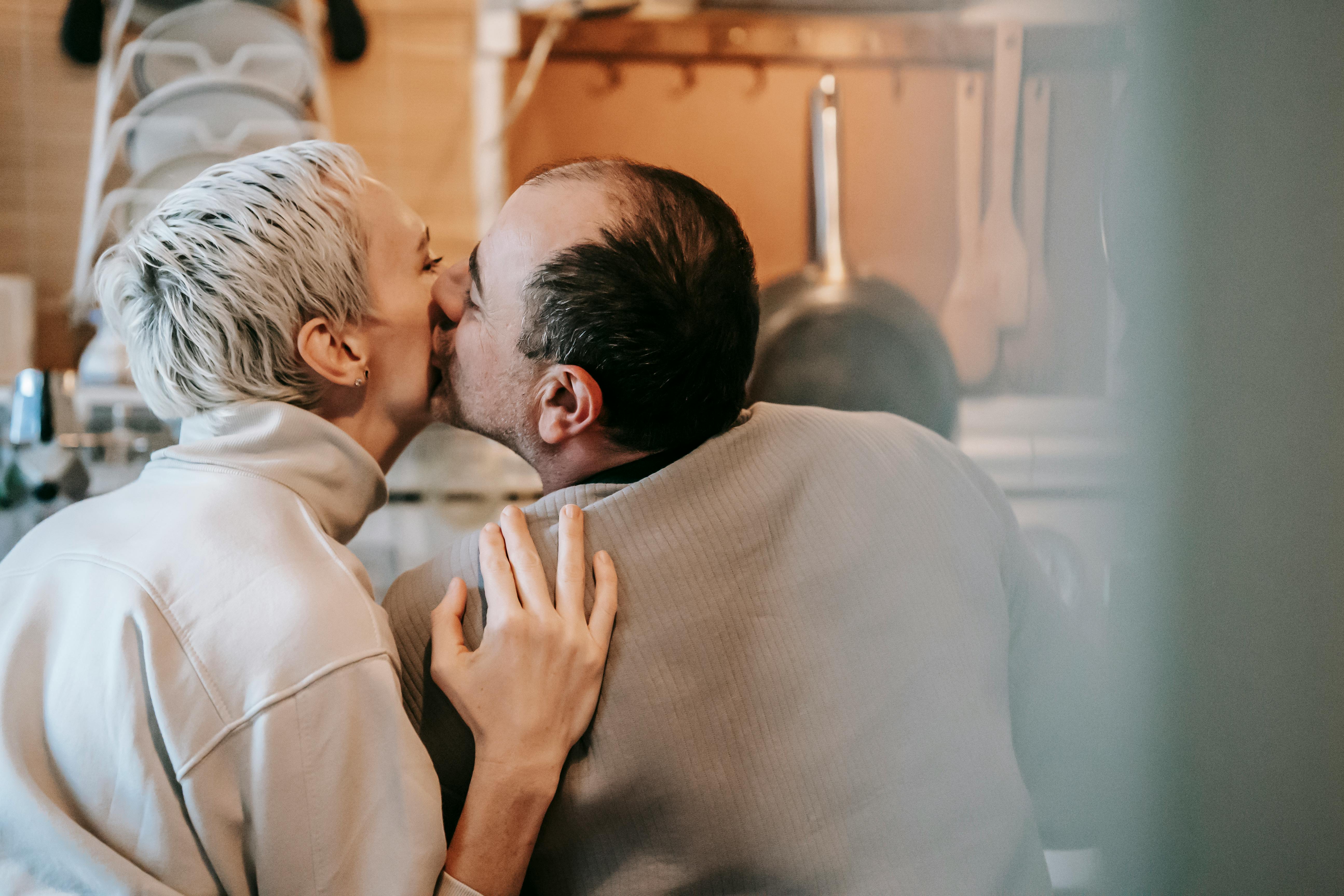 Ein Mann küsst eine Frau | Quelle: Pexels