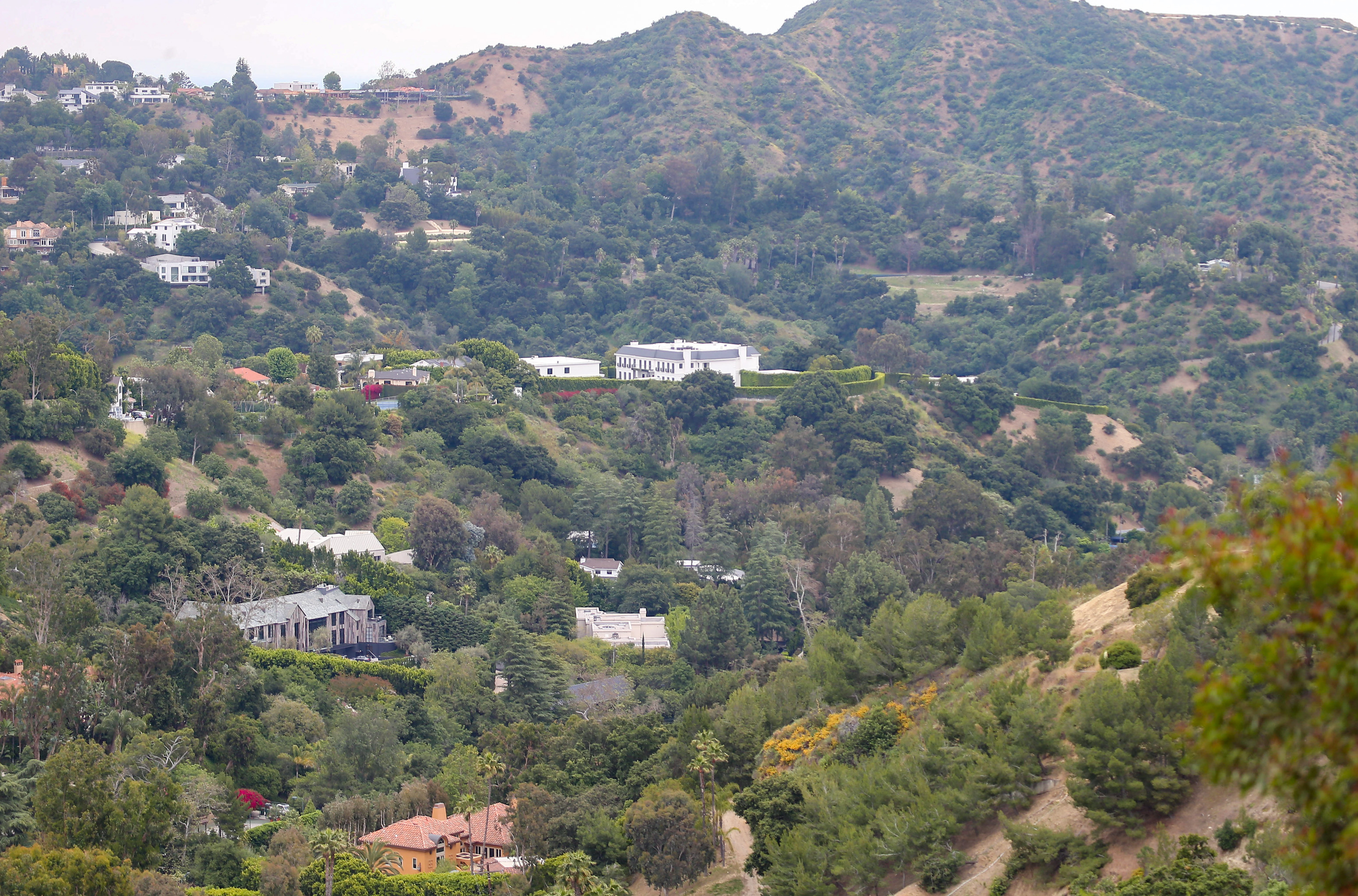 Ein Blick auf das Haus von Ben Affleck und Jennifer Lopez in Beverly Hills, gesehen am 7. Juni 2023 in Los Angeles, Kalifornien. | Quelle: Getty Images