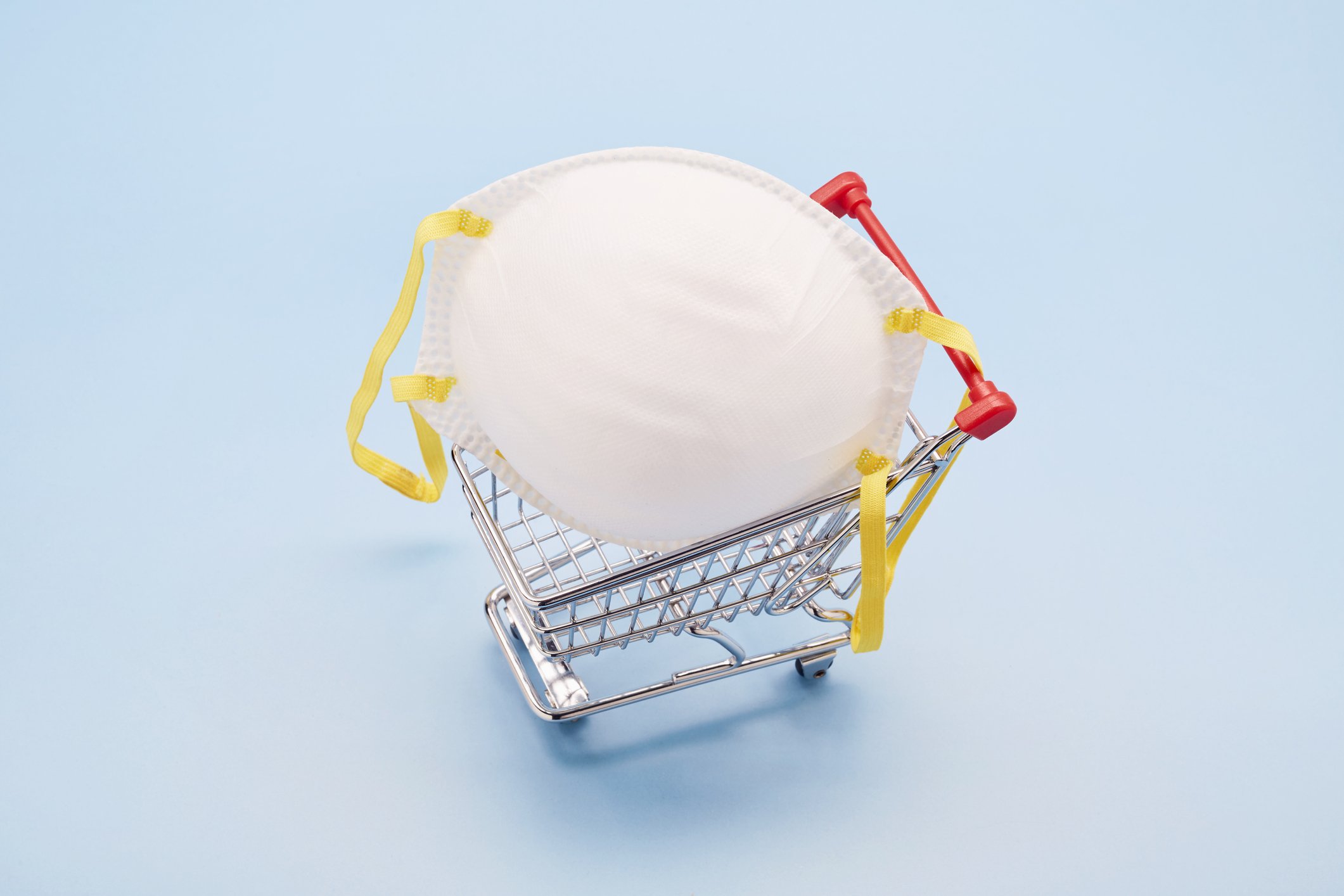 Eine Gesichtsmaske in einem kleinen Einkaufswagen. I Quelle: Getty Images