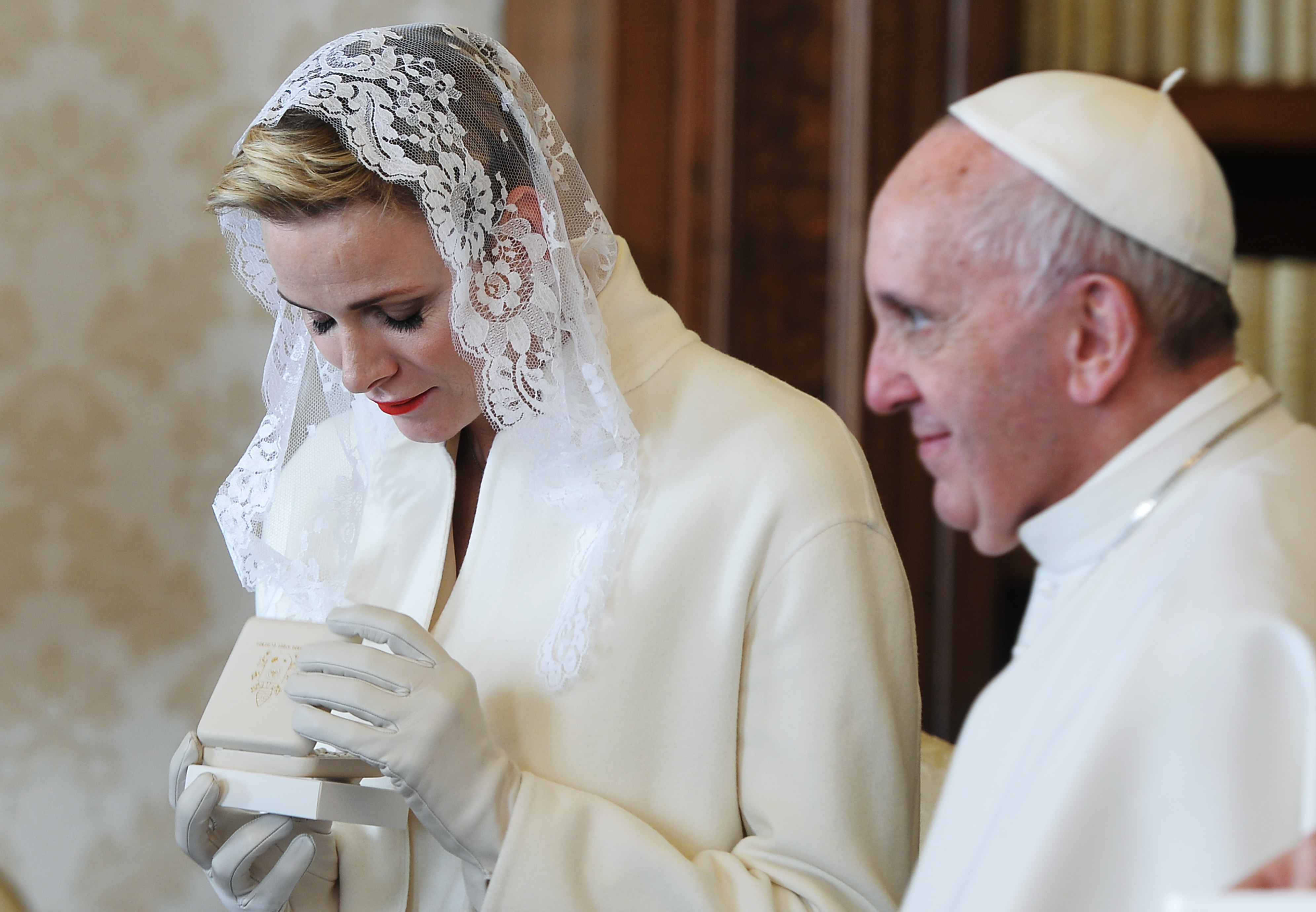 Fürstin Charlene von Monaco bei einer Privataudienz mit Papst Franziskus im Vatikan am 18. Januar 2016 | Quelle: Getty Images