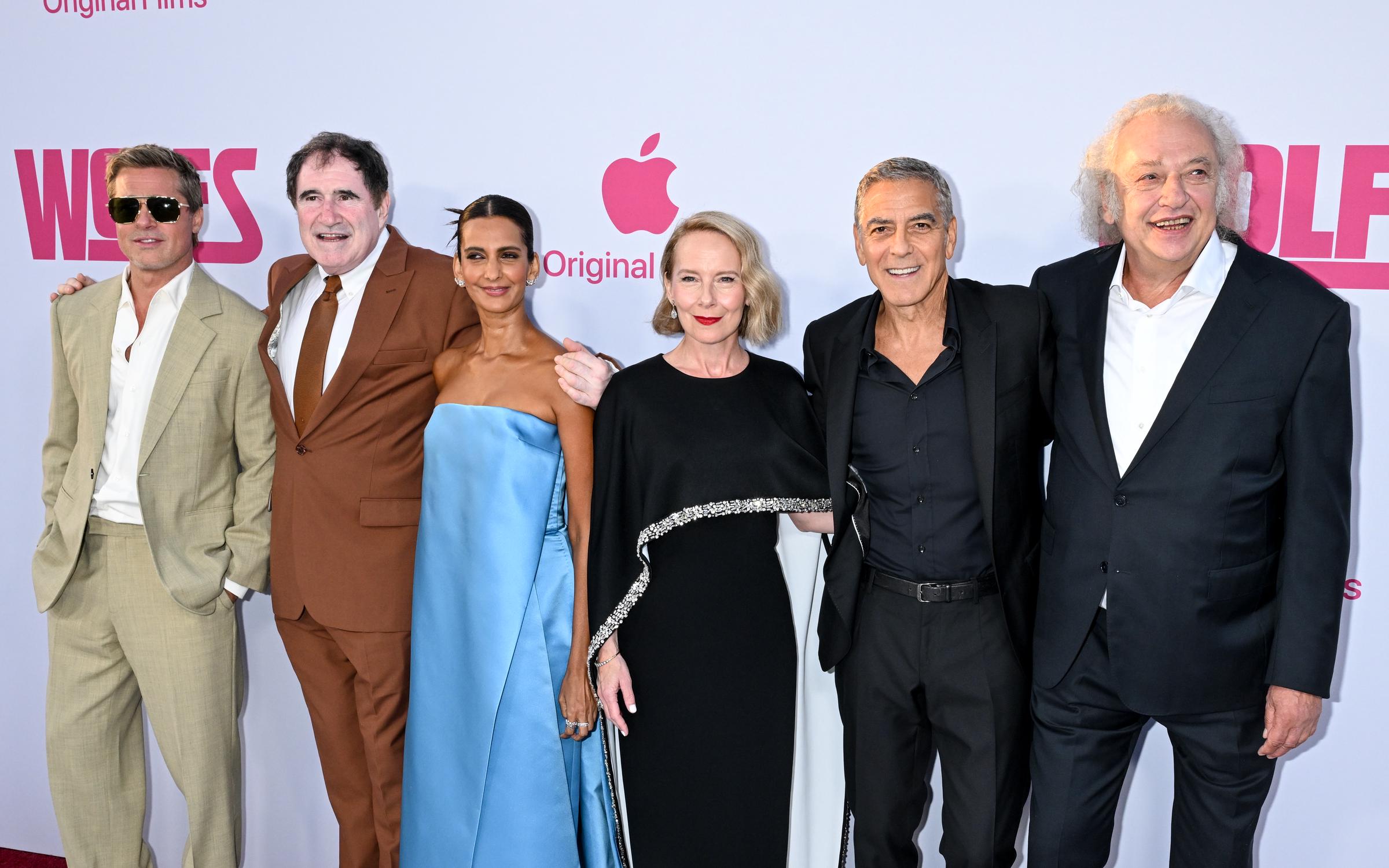 Brad Pitt, Richard Kind, Poorna Jagannathan, Amy Ryan, George Clooney und Zlatko Buri bei der Premiere von "Wolfs" im TCL Chinese Theatre am 18. September 2024 in Los Angeles, Kalifornien | Quelle: Getty Images