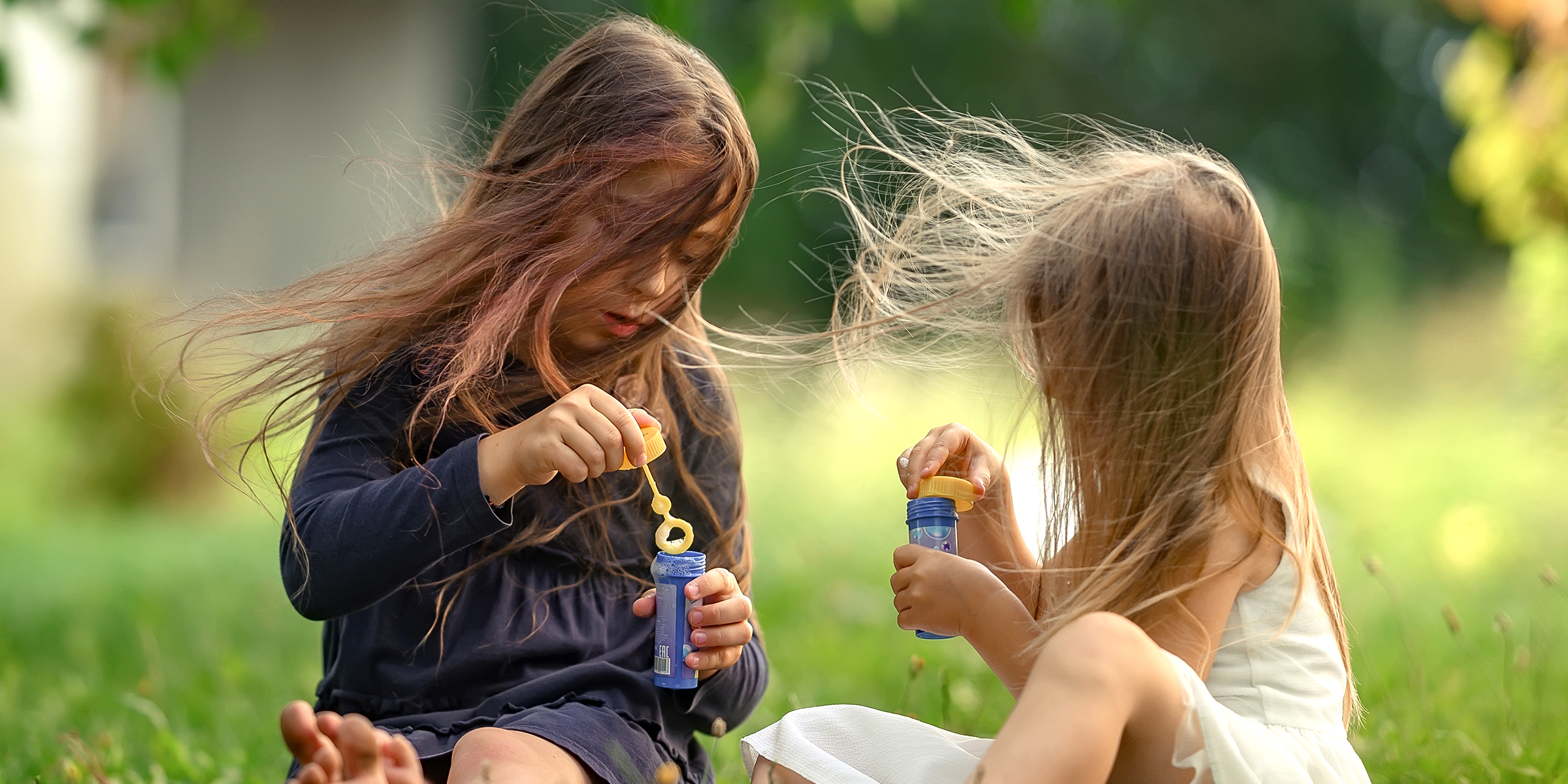 Zwei Mädchen spielen draußen | Quelle: Shutterstock