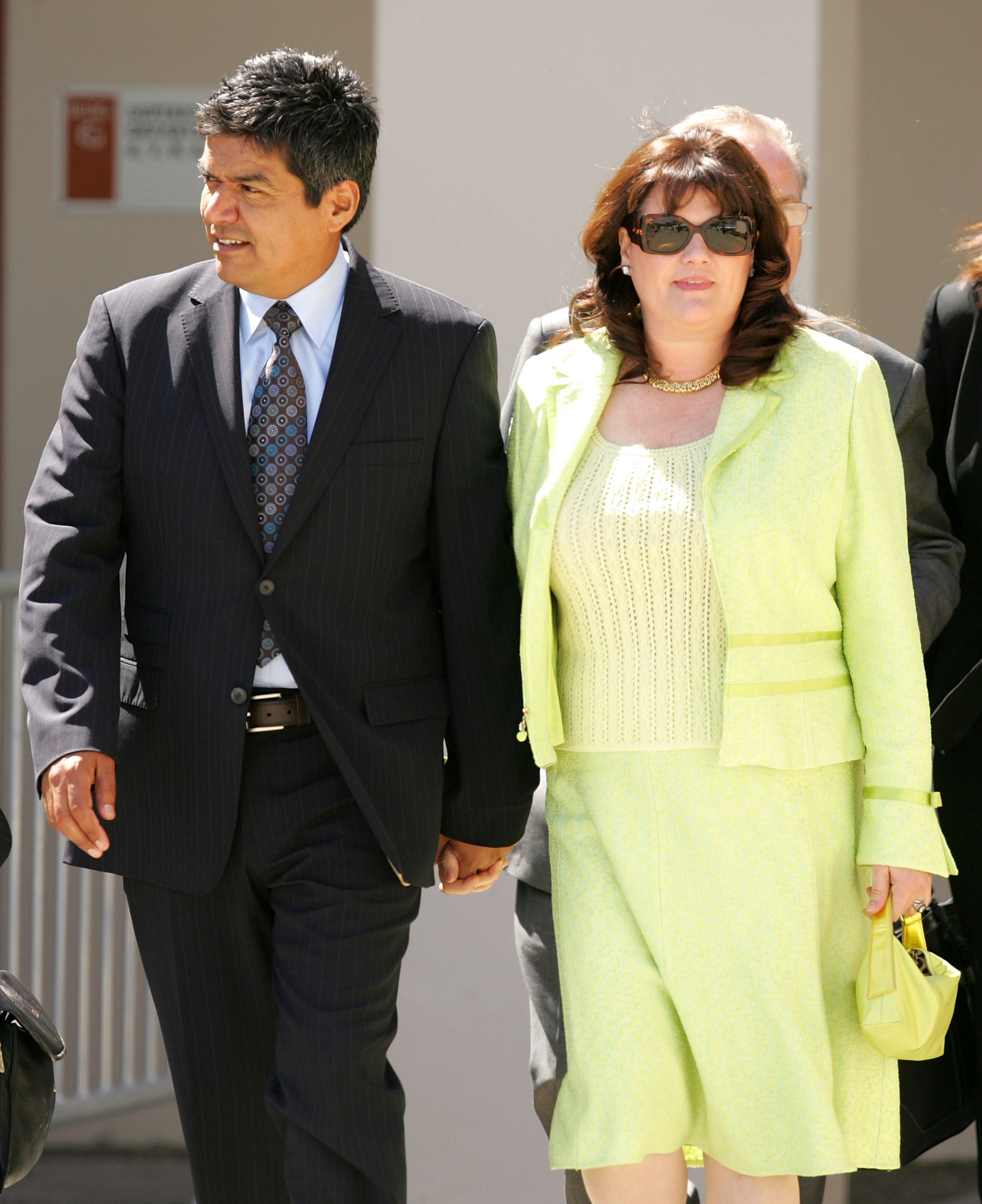 George Lopez und Anna Serrano beim Verlassen des Santa Maria Superior Court am 28. März 2005 in Santa Maria, Kalifornien. | Quelle: Getty Images
