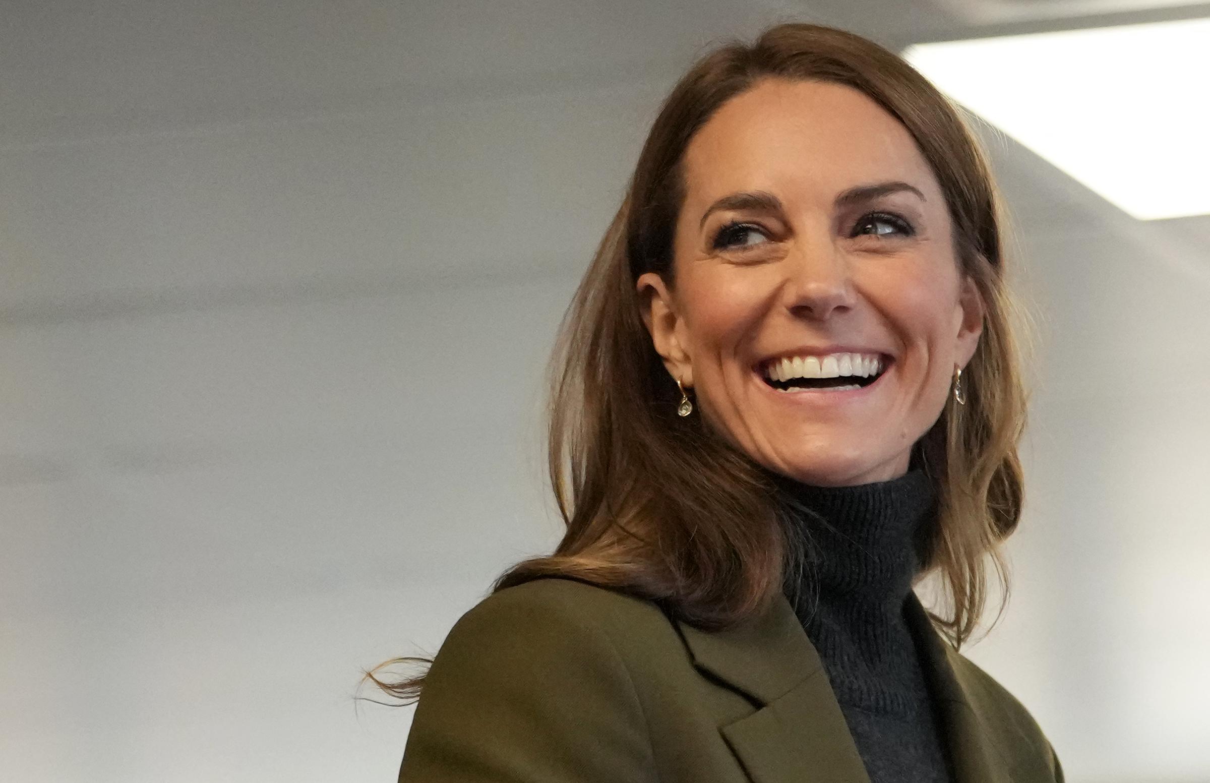 Prinzessin Catherine lächelt bei ihrem Besuch im Wohltätigkeitsladen in Hoveton, Norfolk. Die dreifache Mutter erzählte außerdem, wie sehr sie sich darauf freue, dass alle ihre Kinder in den bevorstehenden Schulferien zu Hause sein werden. | Quelle: Getty Images