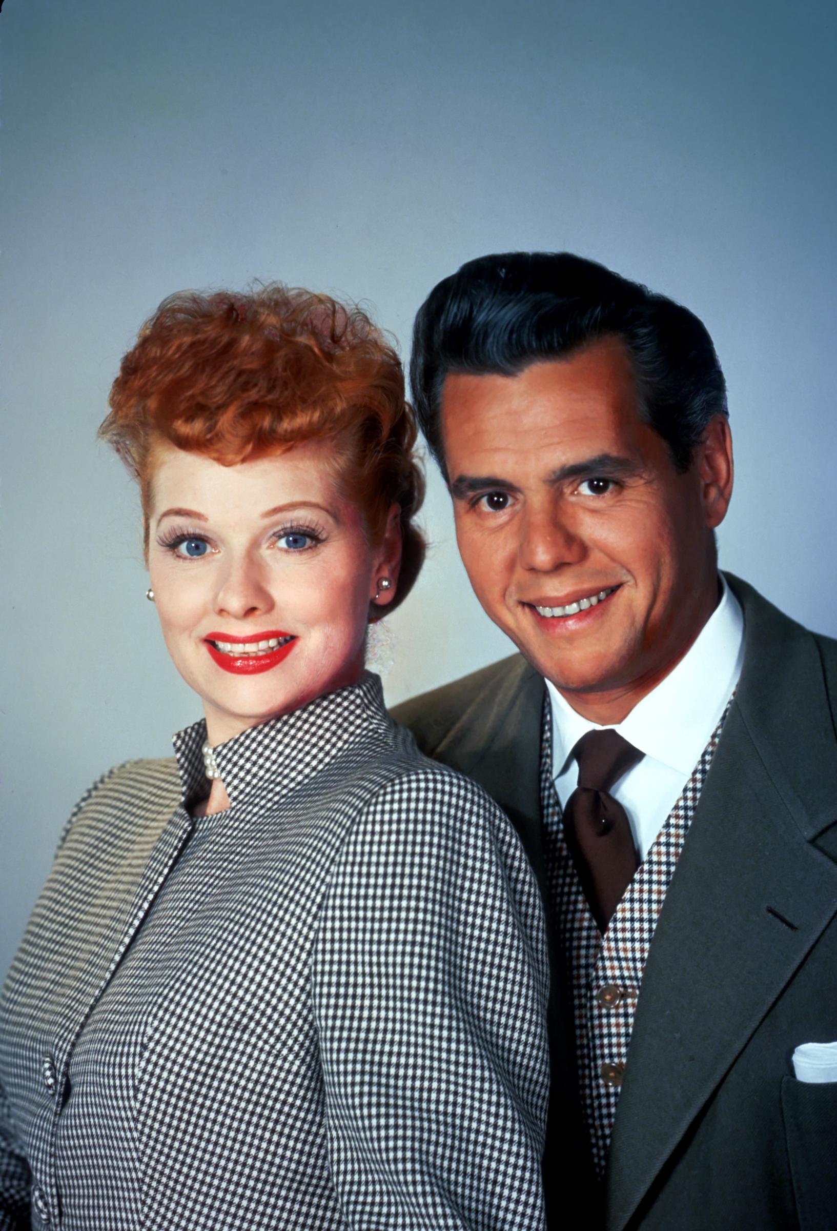 Lucy und Desi Arnaz posieren für ein Foto, ca. 1960 | Quelle: Getty Images