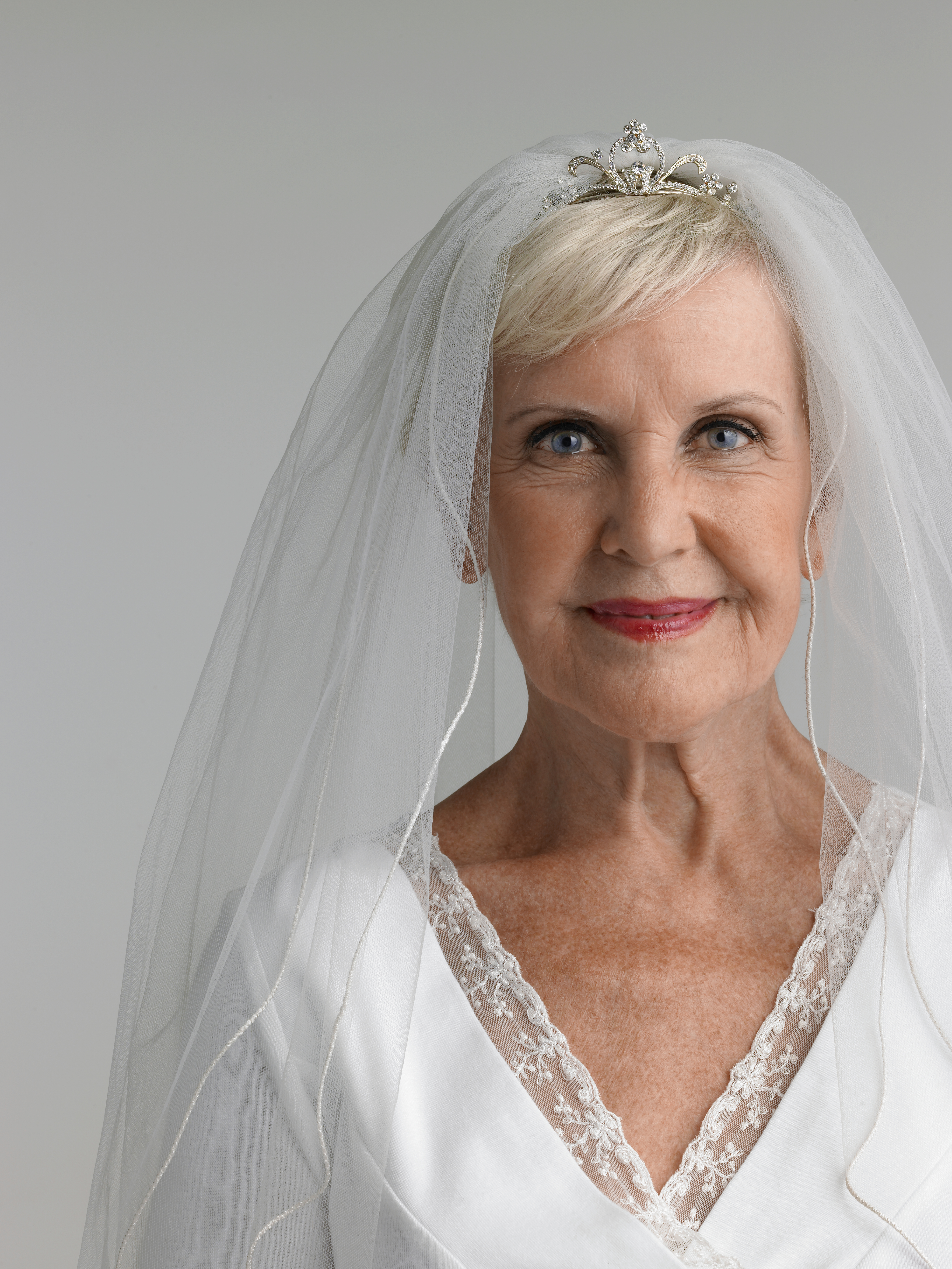 Ältere Frau im Hochzeitskleid, Porträt | Quelle: Getty Images