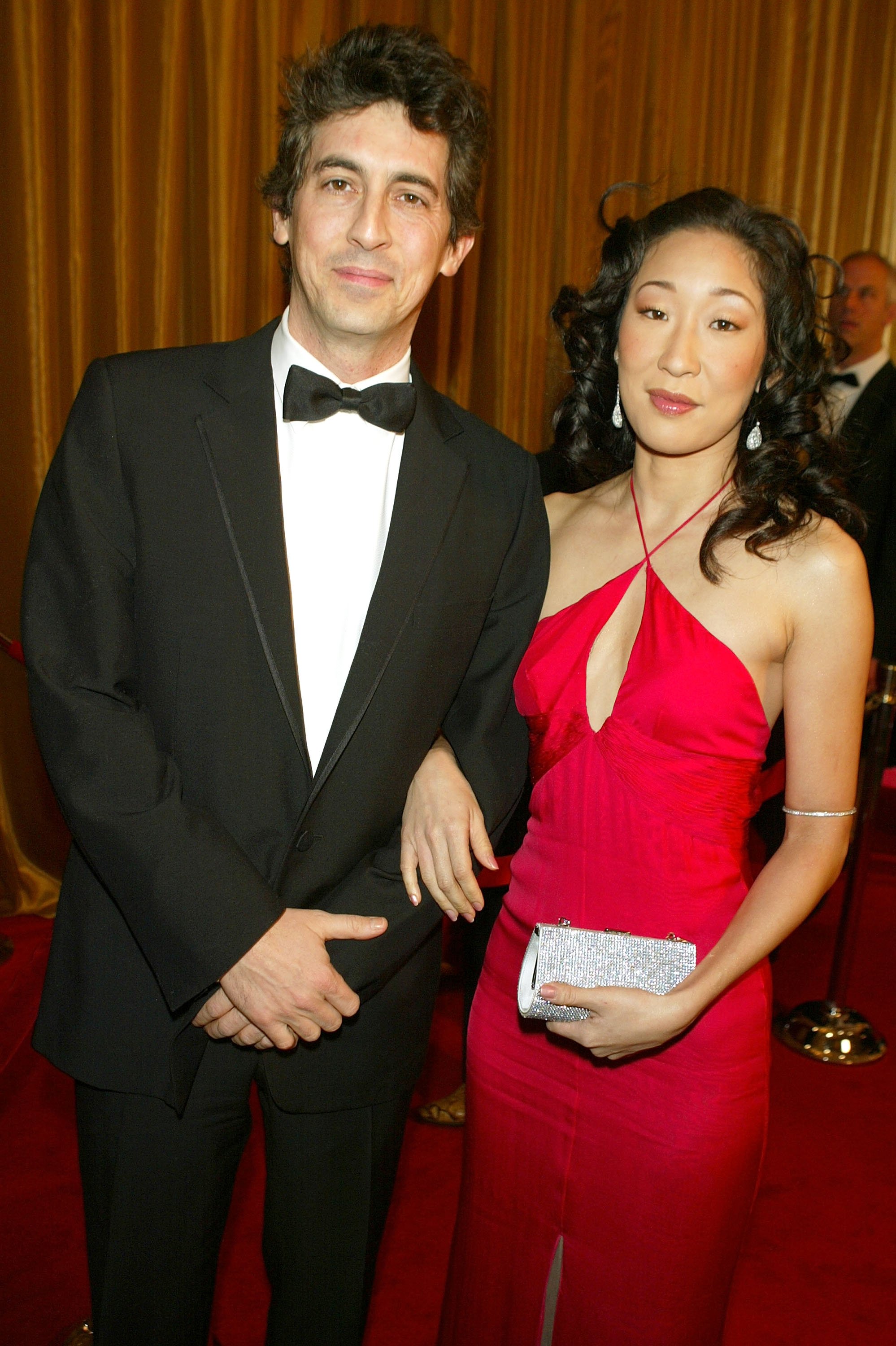 Der Regisseur Alexander Payne und die Schauspielerin/Ehefrau Sandra Oh kommen am 29. Januar 2005 im Beverly Hilton Hotel in Beverly Hills, Kalifornien an. | Quelle: Getty Images