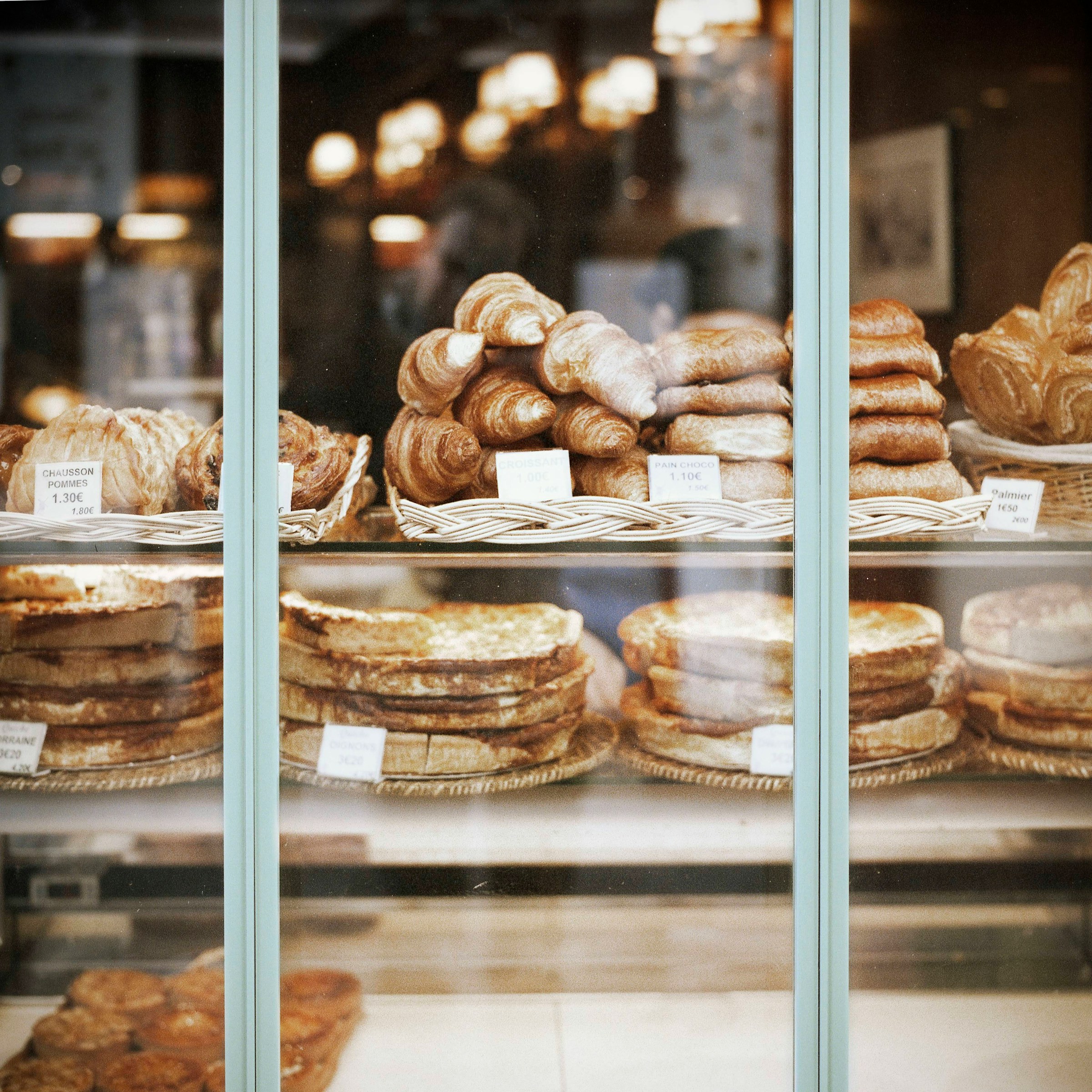 Eine Auslage in einer Bäckerei | Quelle: Unsplash