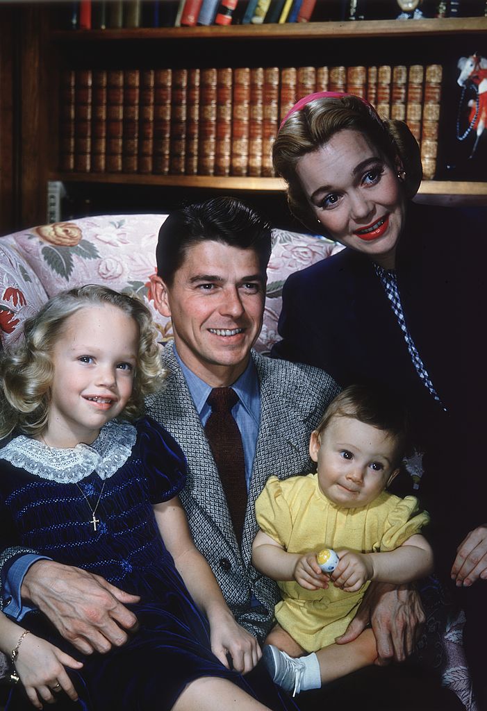 Porträt des Ehepaares Ronald Reagan und Jane Wyman mit ihren beiden Kindern Maureen (1941 - 2001) und Michael. | Quelle: Getty Images