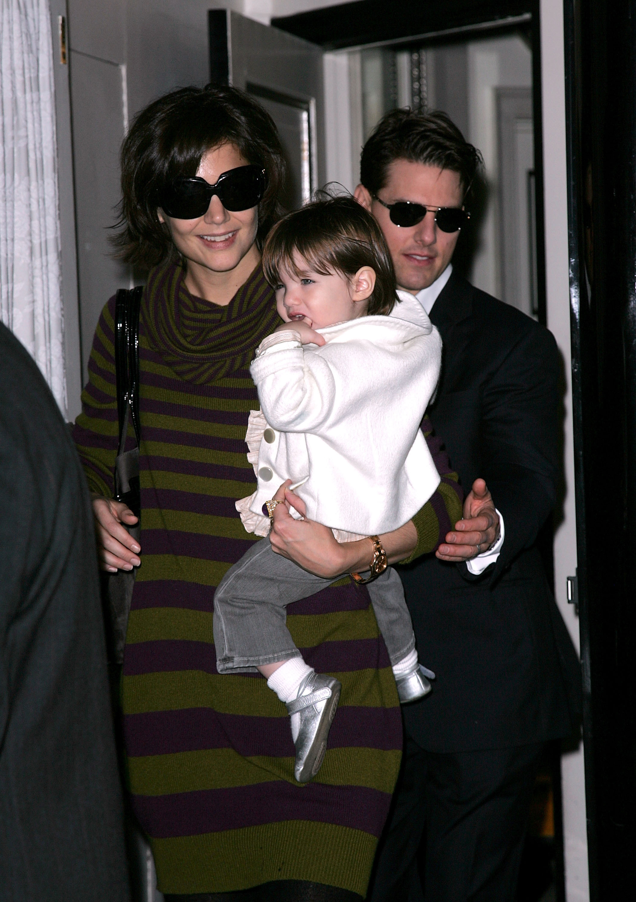 Katie Holmes und Tom Cruise mit ihrer Tochter Suri in New York City am 19. Oktober 2007 | Quelle: Getty Images