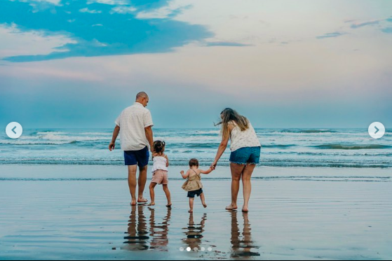 Die Familie der Mutter am Strand, gepostet am 4. August 2023 | Quelle: Instagram/ourlittlekrew