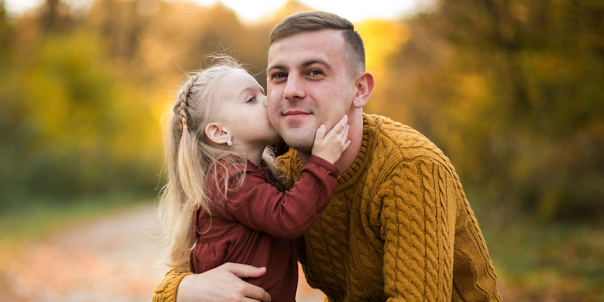 Ein Mann, der seine kleine Tochter umarmt | Quelle: Freepik