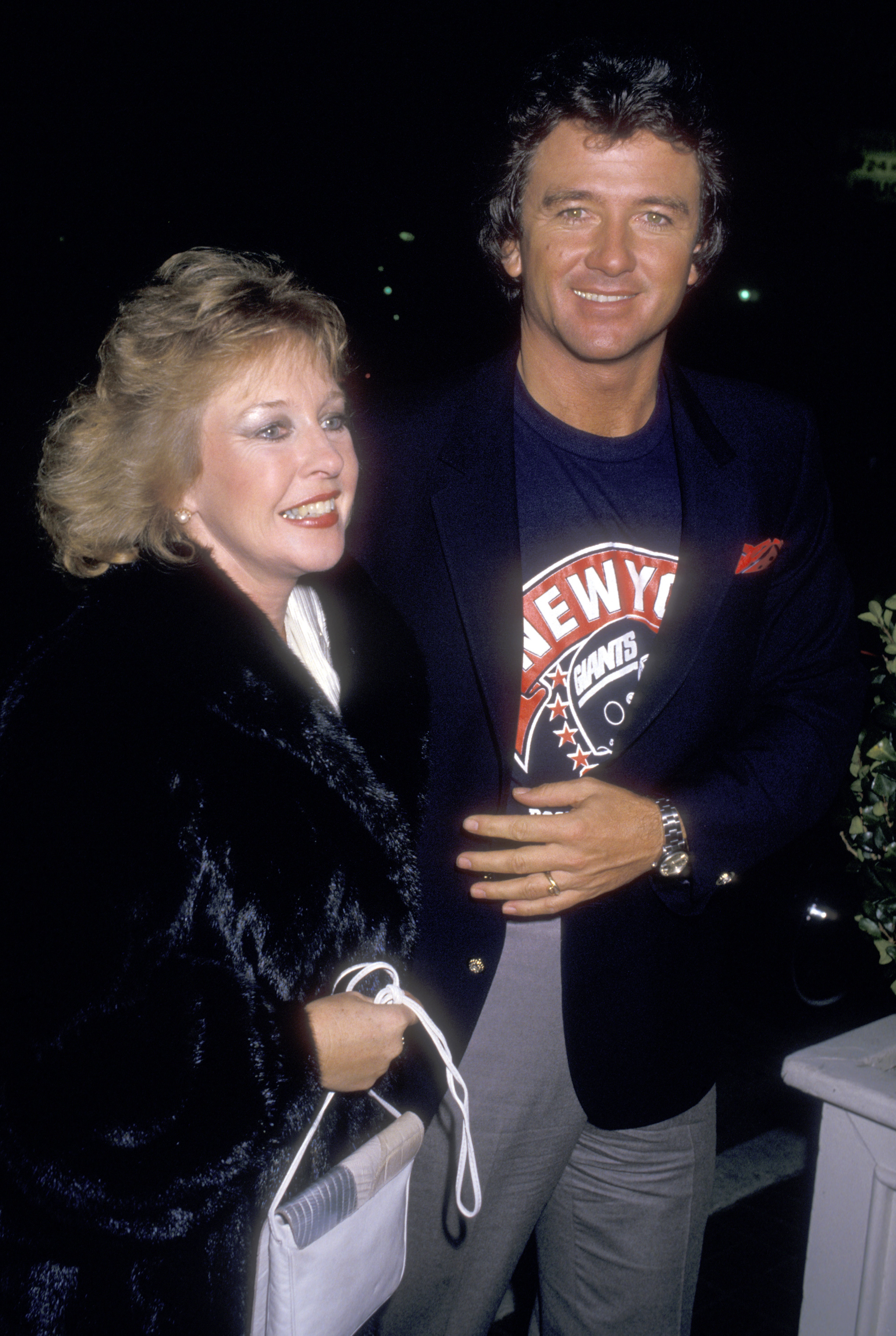 Patrick Duffy und seine Frau Carlyn Rosser besuchen die Super Bowl XXI Viewing Party am 25. Januar 1987 in Chasen's Restaurant in Beverly Hills, Kalifornien. | Quelle: Getty Images