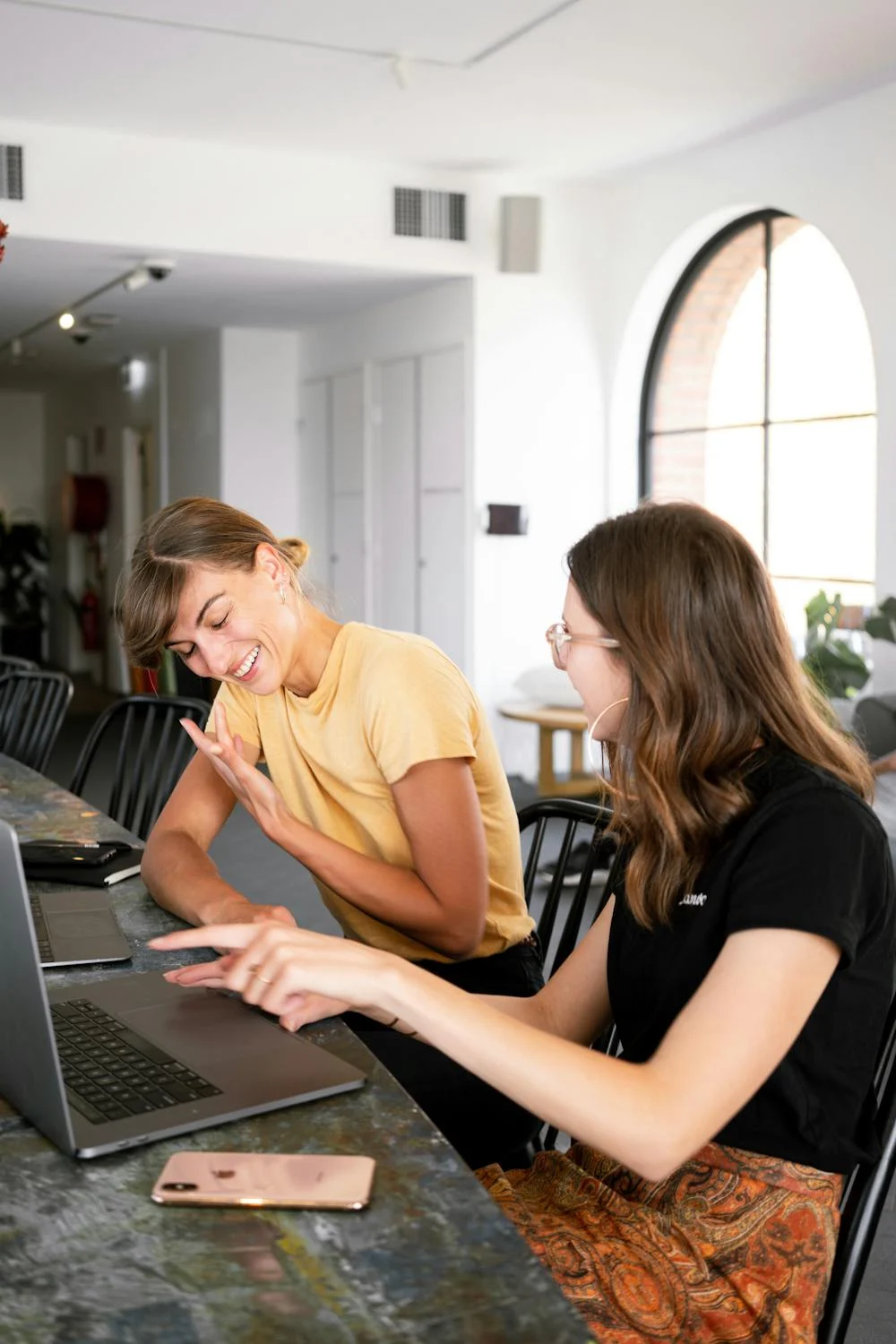 Lächelnde Frauen in ihrem Büro | Quelle: Pexels
