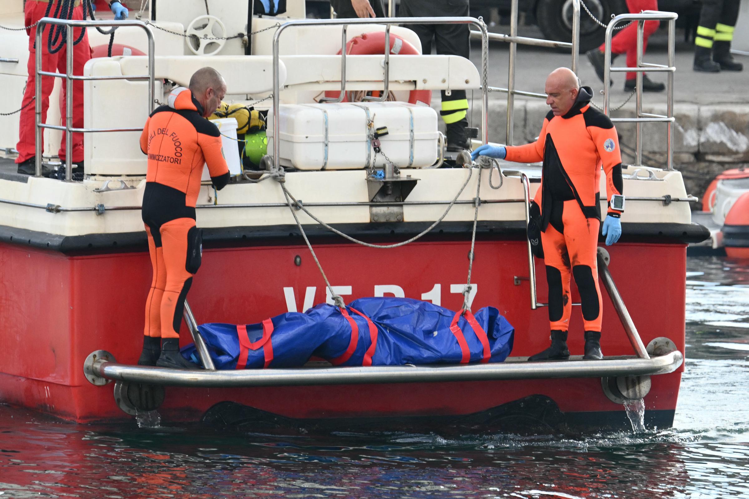 Retter tragen eine Leiche, nachdem Taucher in den Hafen von Porticello bei Palermo zurückgekehrt sind, am 22. August 2024, drei Tage nachdem die unter britischer Flagge fahrende Luxusyacht Bayesian gesunken ist. | Quelle: Getty Images