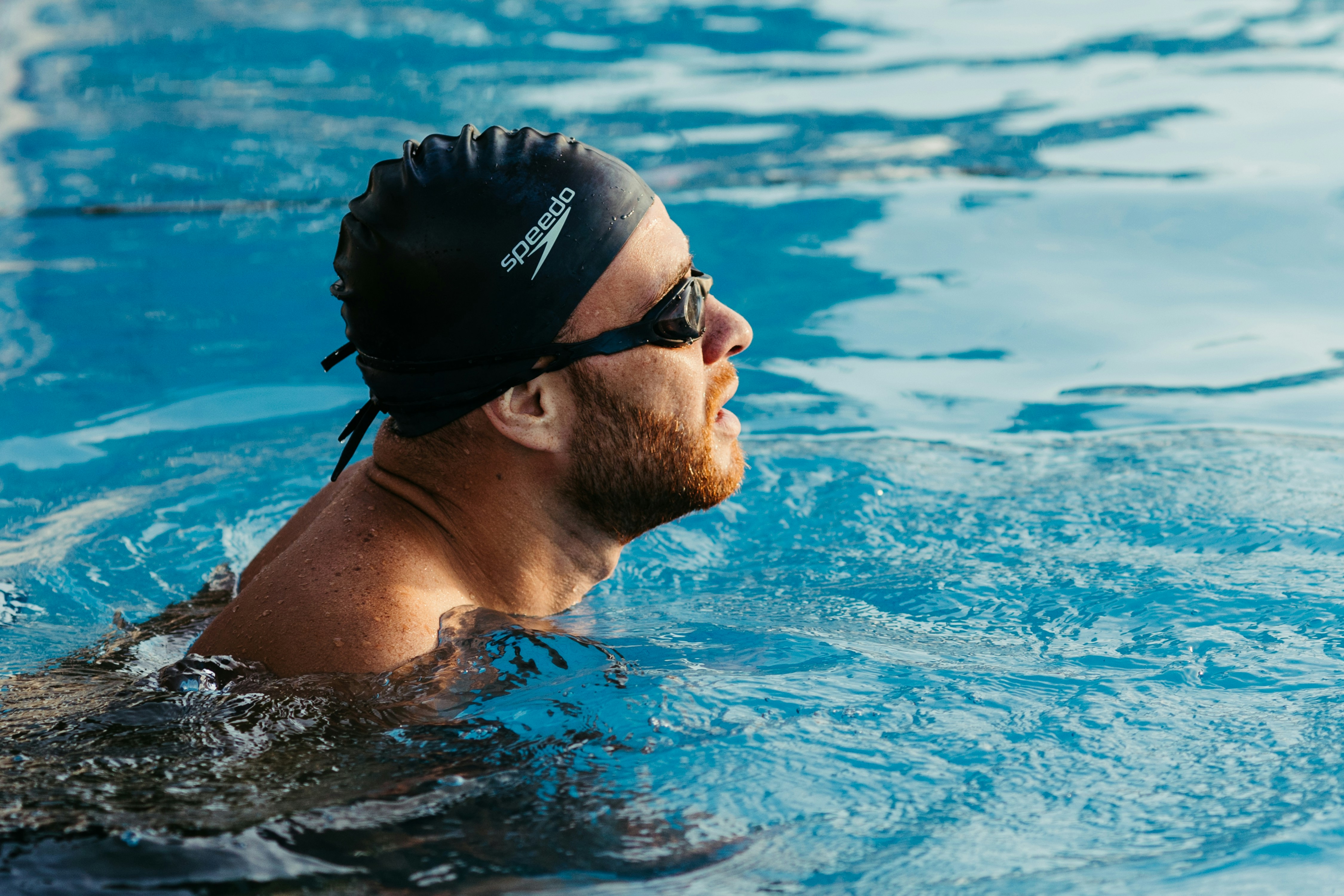 Ein Mann in einem Schwimmbad | Quelle: Unsplash