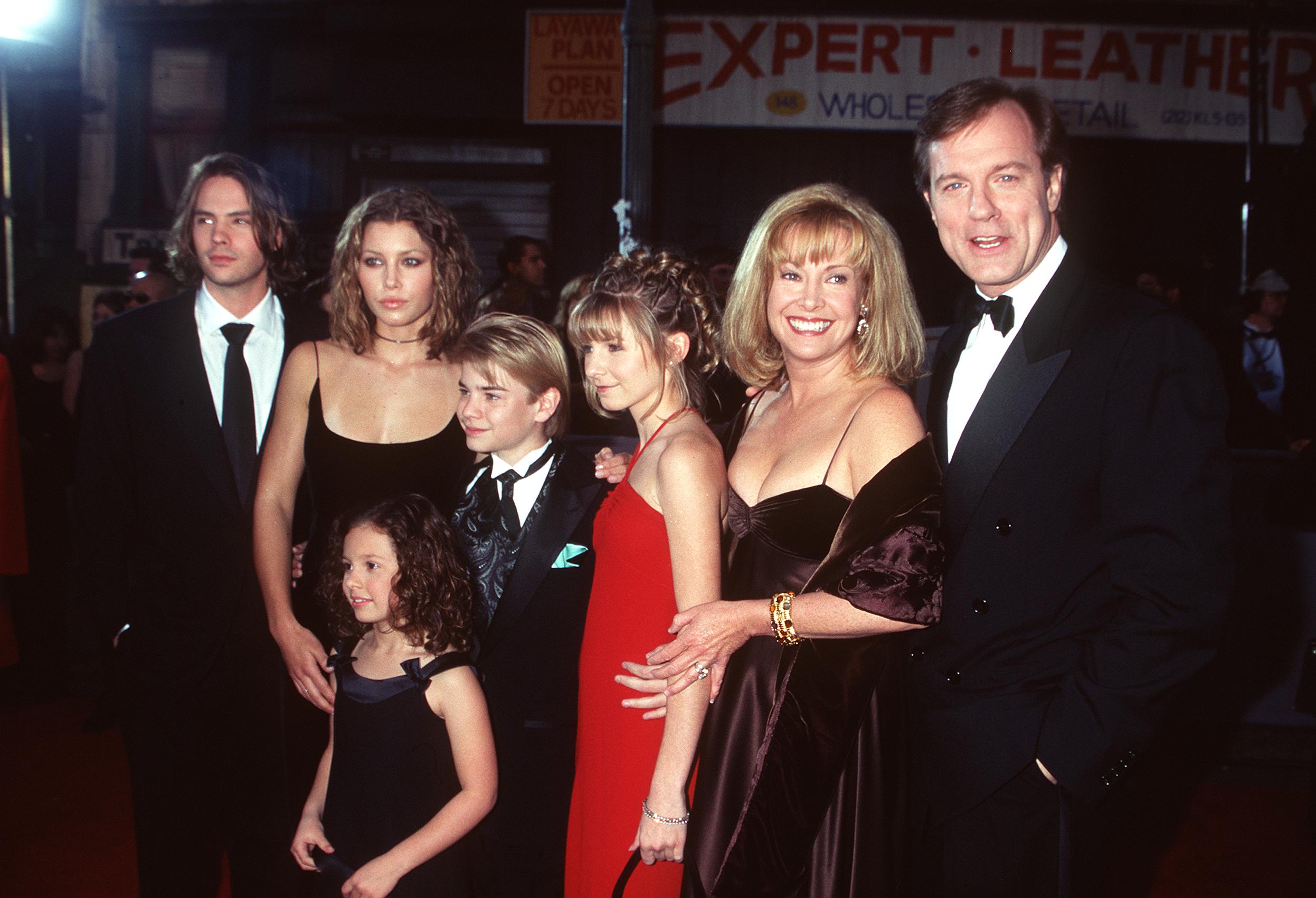 Barry Watson und die Darsteller von "7th Heaven" bei den First Annual TV Guide Awards am 1. Februar 1999 | Quelle: Getty Images