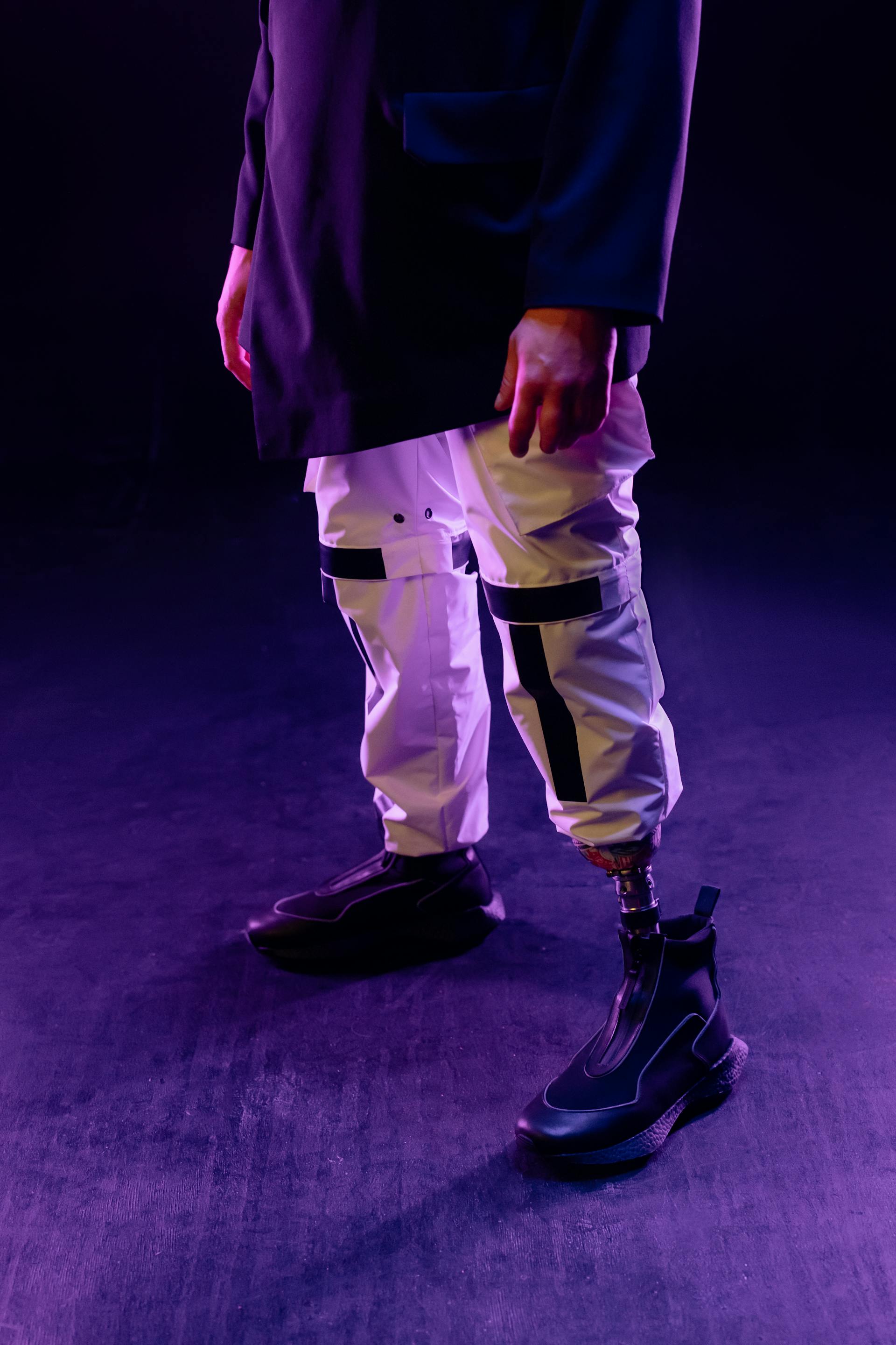 Ein Mann mit einer Beinprothese in einer weißen Hose und schwarzen Schuhen | Quelle: Pexels