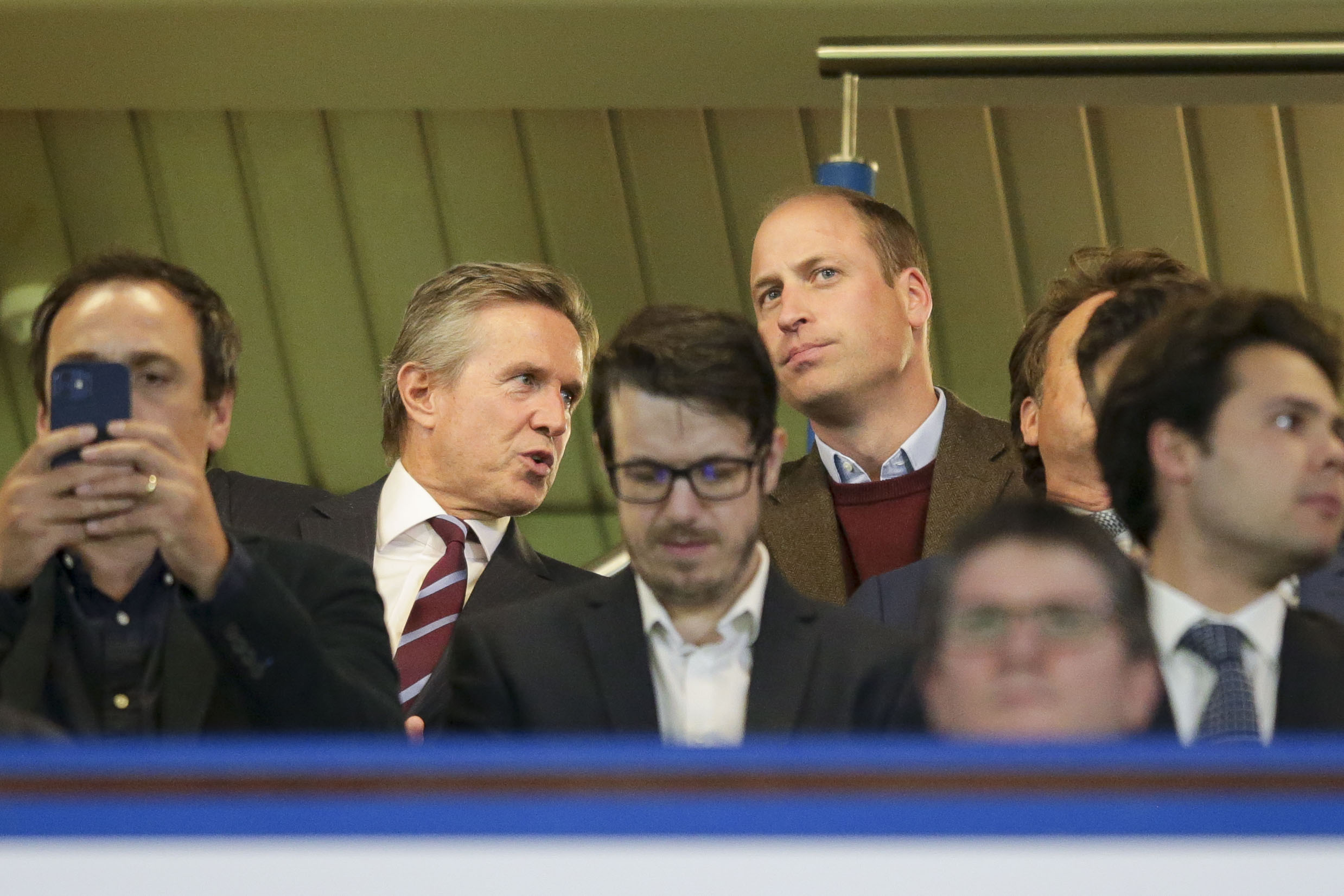 Der Geschäftsführer von Aston Villa, Christian Purslow, und Prinz William unterhalten sich während des Drittrundenspiels im Carabao Cup zwischen Chelsea und Aston Villa am 22. September 2021 in London, England | Quelle: Getty Images